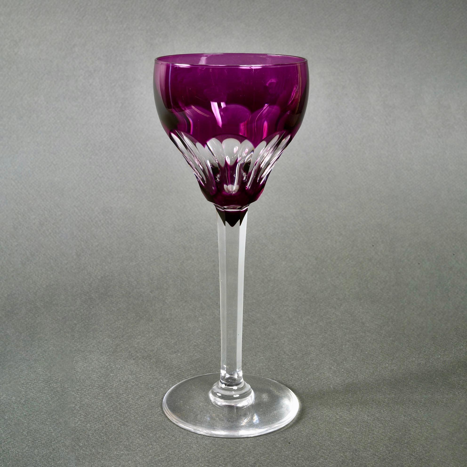 1940er Jahre Saint Louis Französisch Satz von fünf farbigen handgeschliffenen Kristall Weingläser im Angebot 1