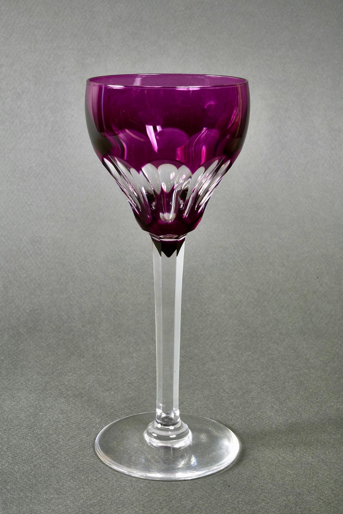 1940er Jahre Saint Louis Französisch Satz von fünf farbigen handgeschliffenen Kristall Weingläser im Angebot 2