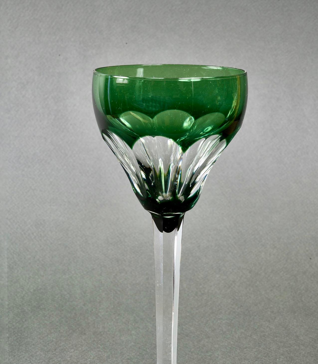 1940er Jahre Saint Louis Französisch Satz von fünf farbigen handgeschliffenen Kristall Weingläser im Angebot 3