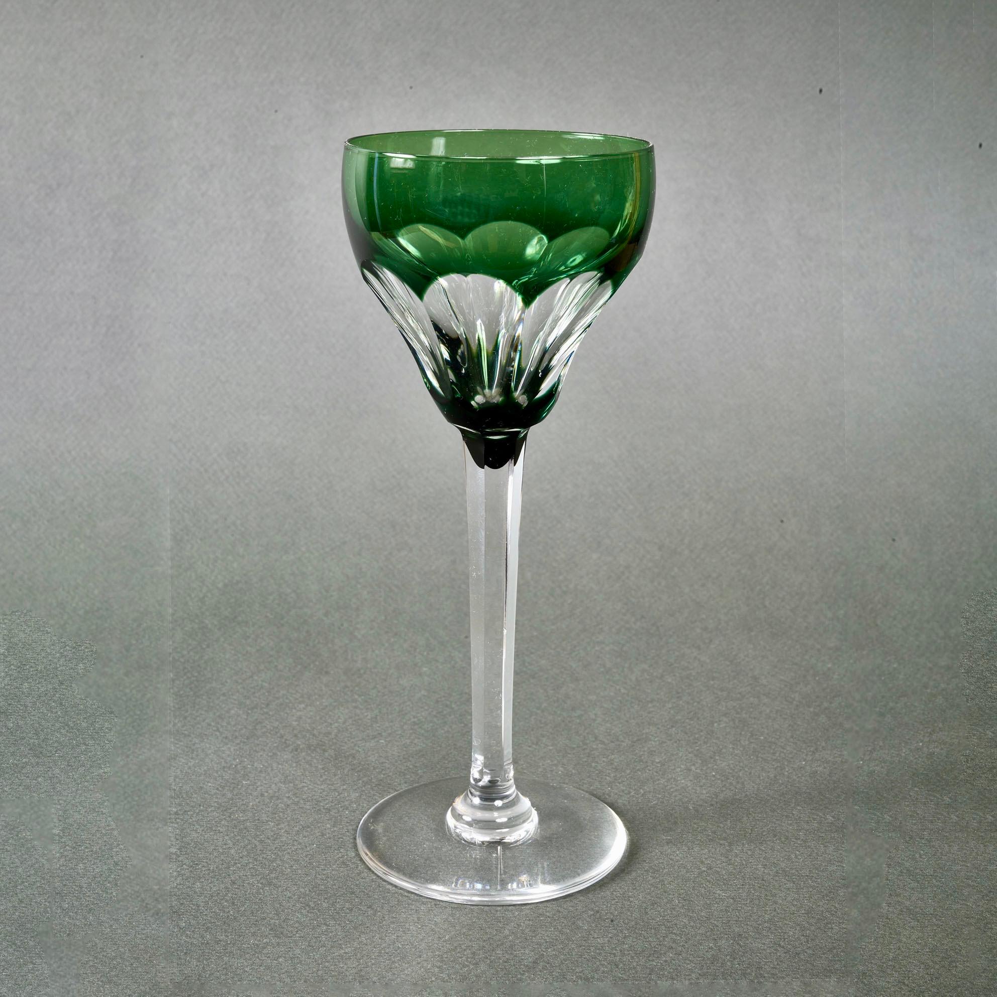 1940er Jahre Saint Louis Französisch Satz von fünf farbigen handgeschliffenen Kristall Weingläser im Angebot 4