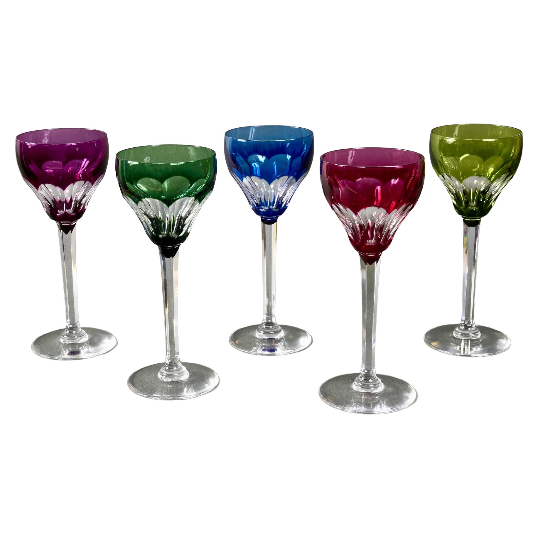 Schöner französischer Satz mehrfarbiger Kristall-Saint-Louis-Gläser des 20. Jahrhunderts aus den 1940er Jahren. 

Exklusiver Satz von fünf wunderschönen, handgeschliffenen Kristallgläsern in den Farben helles Ozeanblau, helles Gelbgrün und Grün,