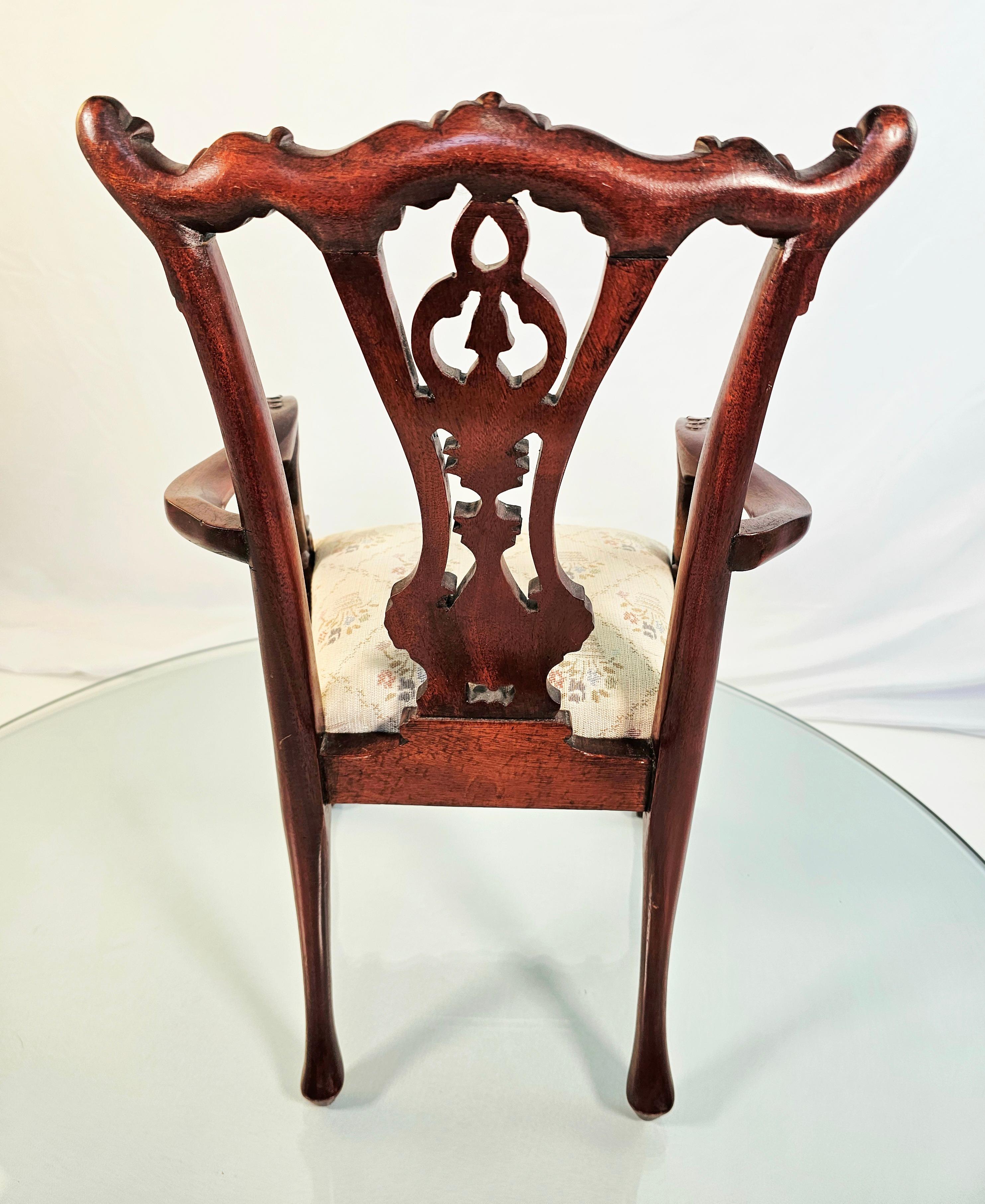 Chaise Chippendale des années 1940, échantillon de vendeur en vente 4