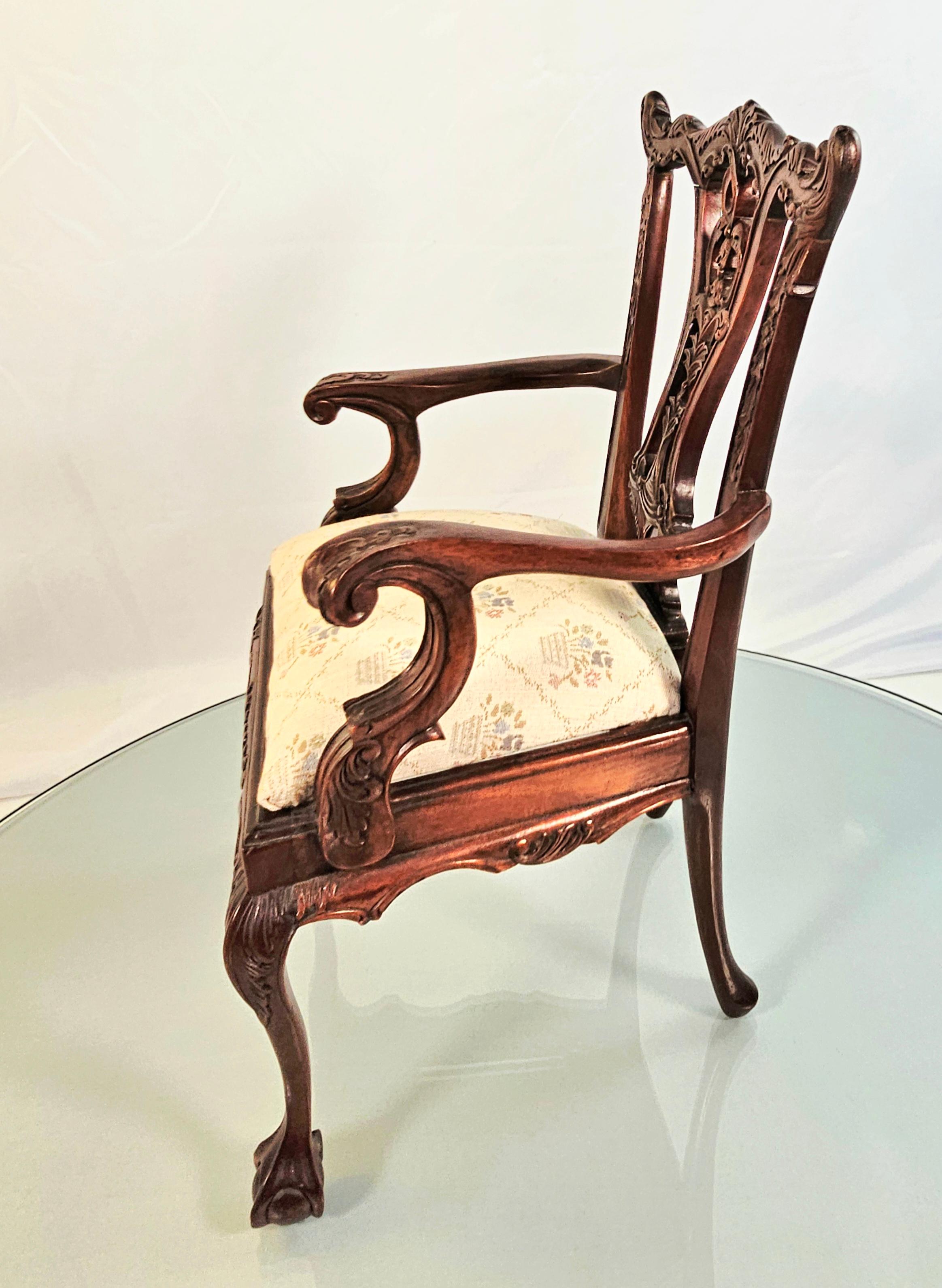 Chaise Chippendale des années 1940, échantillon de vendeur en vente 5