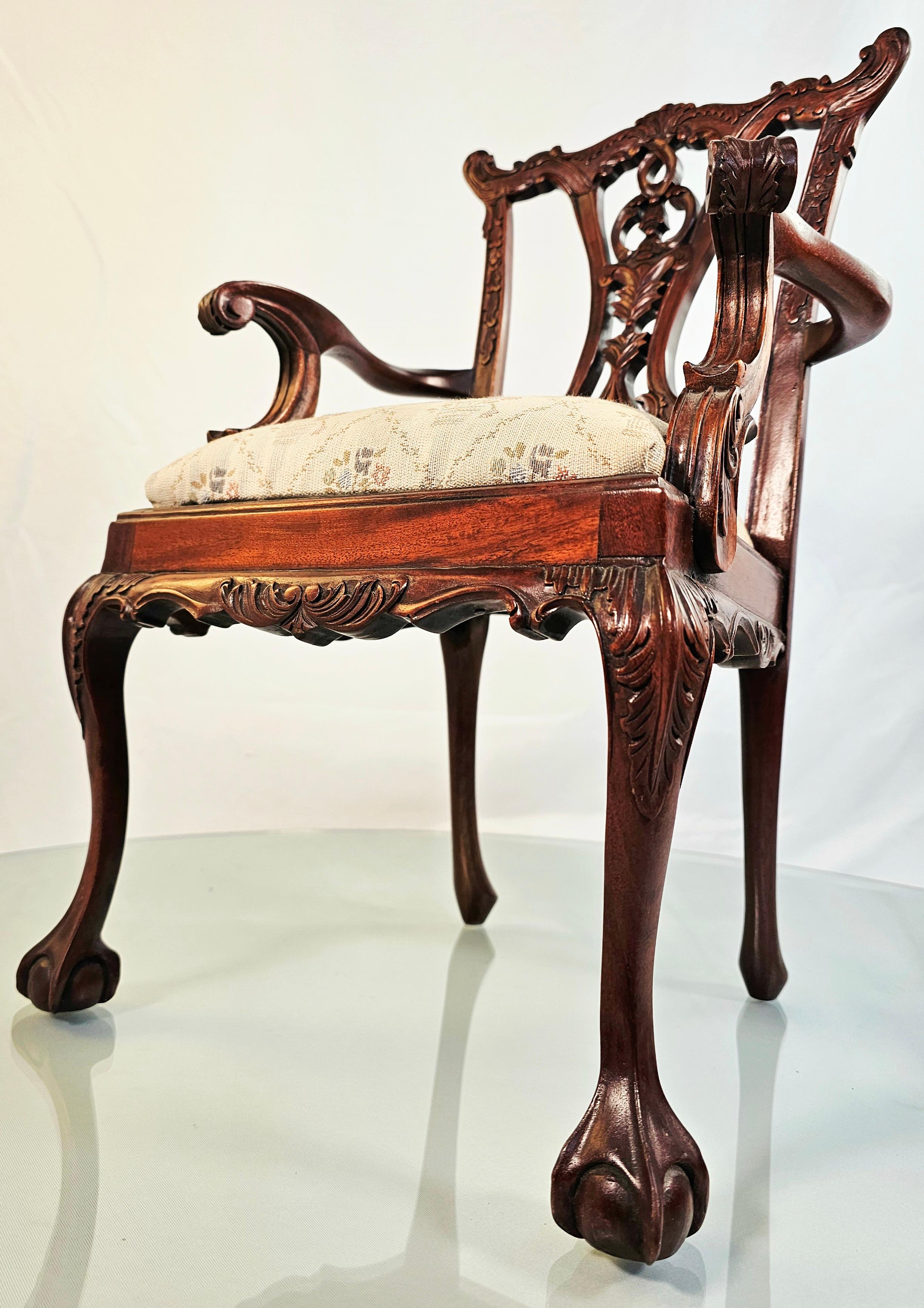 Un échantillon de vendeur des années 1940 très probablement. 
On dirait qu'il a été fabriqué hier. 

Chaise Chippendale de taille enfant, aux détails exquis, avec assise amovible. Il a été conçu pour être transporté de porte en porte par les