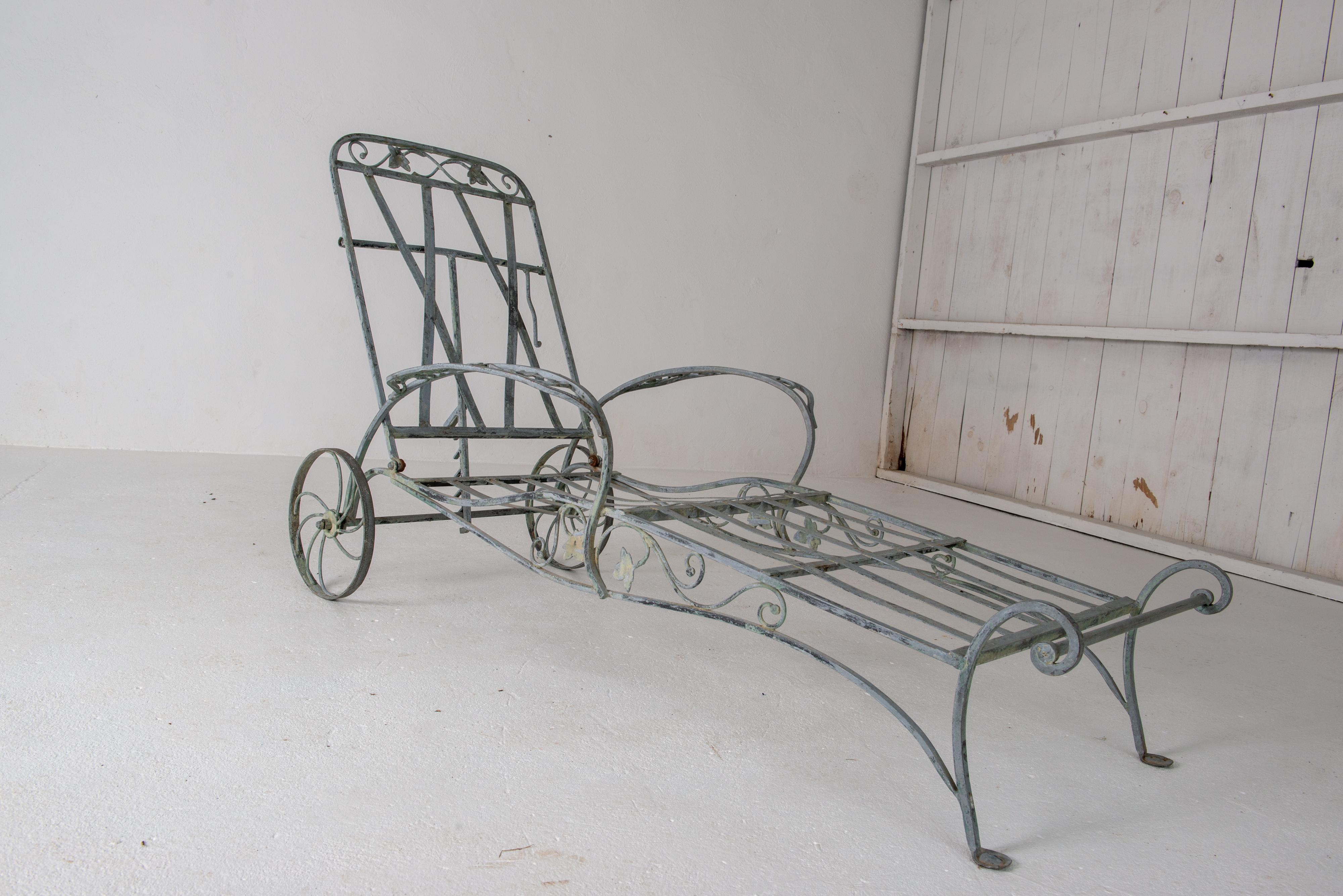 This is a Hollywood Regency mid 20th century wrought iron chaise lounge
designed and manufactured in the USA by legendary John Salterini. John
B. Salterini Company wrought iron furniture was and still is the pinnacle of
high quality wrought iron