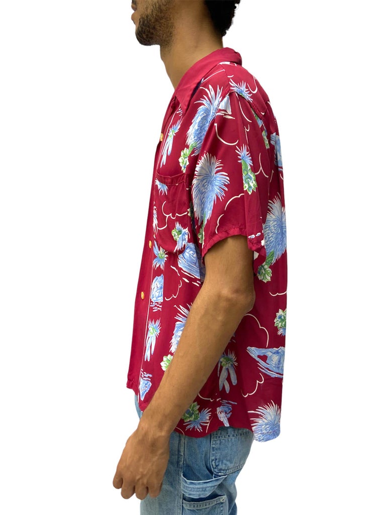 Chemise hawaïenne en rayonne à fleurs bordeaux Sandy Mac Donald des années  1940 En vente sur 1stDibs