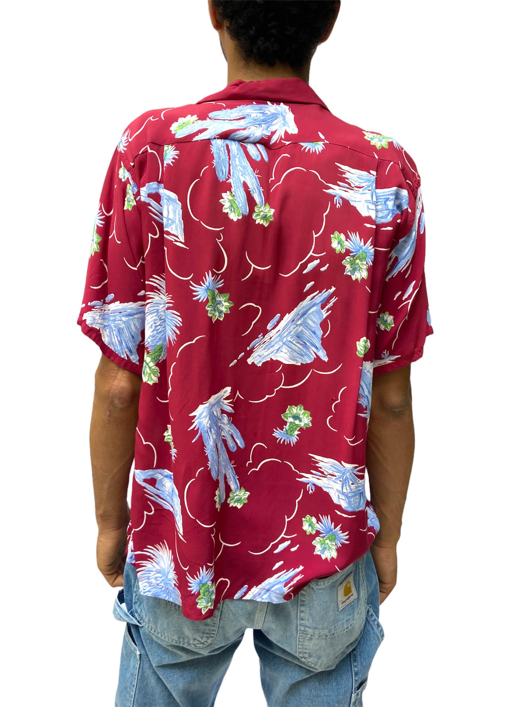 1940er Jahre Sandy Mac Donald Burgunderfarbenes Hawaiihemd aus geblümter Rayon im Zustand „Hervorragend“ im Angebot in New York, NY