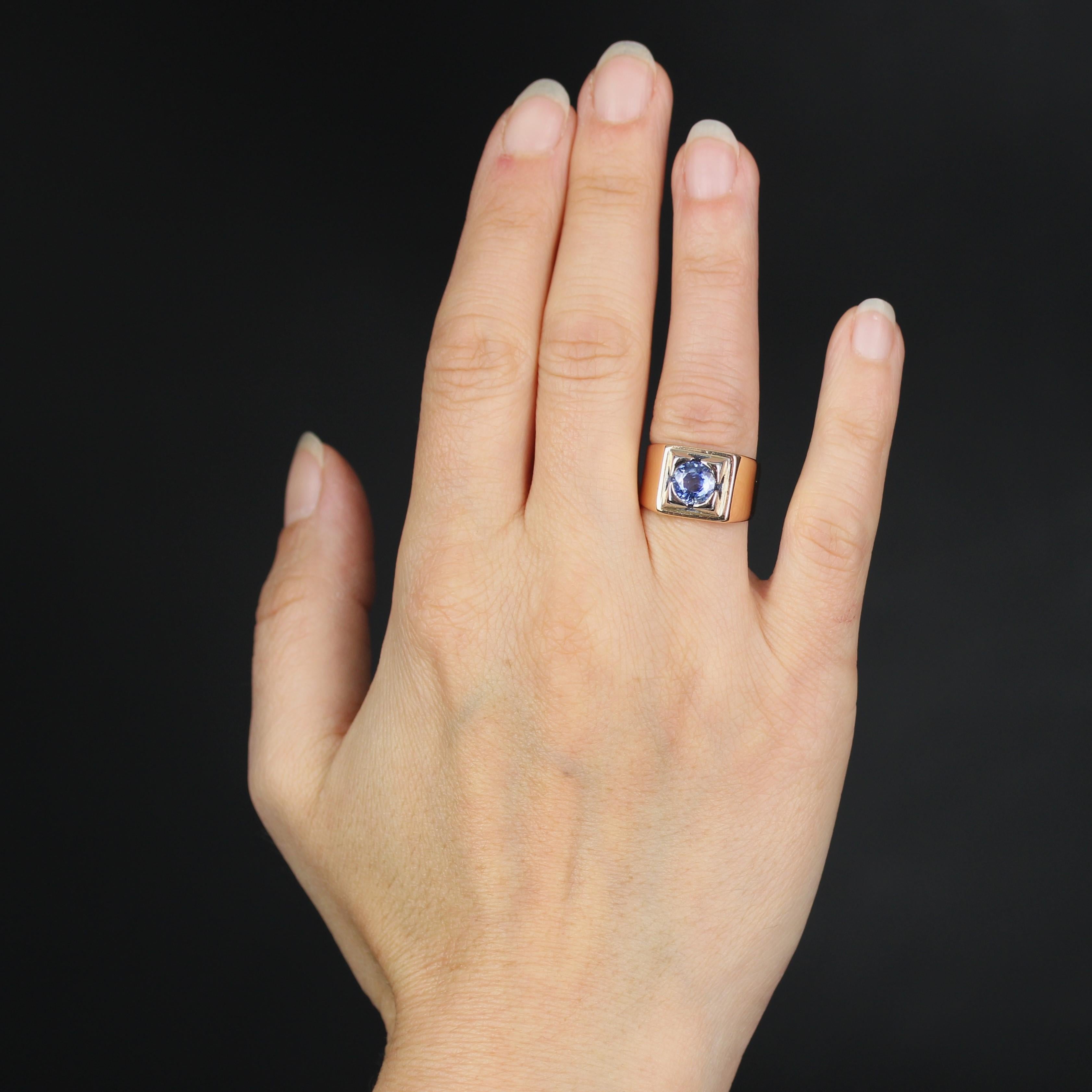 Ring in 18 karat yellow gold and platinum.
This magnificent signet ring features a wide, flat band adorned with an intense light-blue sapphire.
Total weight of the sapphire : 1,18 carat approximately.
Height : 10.8 mm approximately, width : 9.5 mm