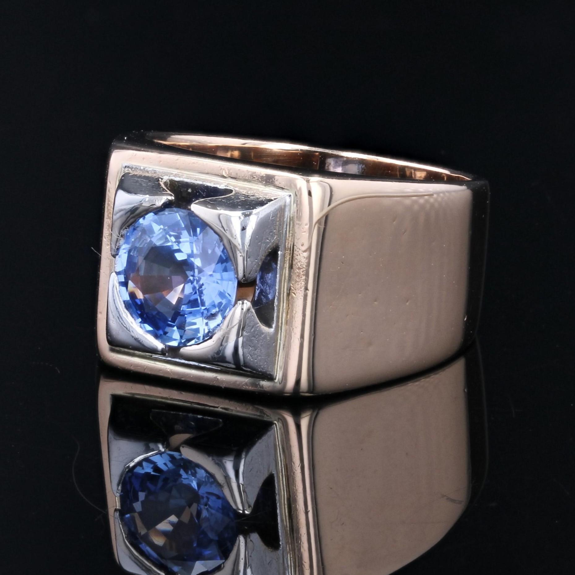 1940s Sapphire 18 Karat Yellow Gold Tank Signet Ring In Excellent Condition For Sale In Poitiers, FR