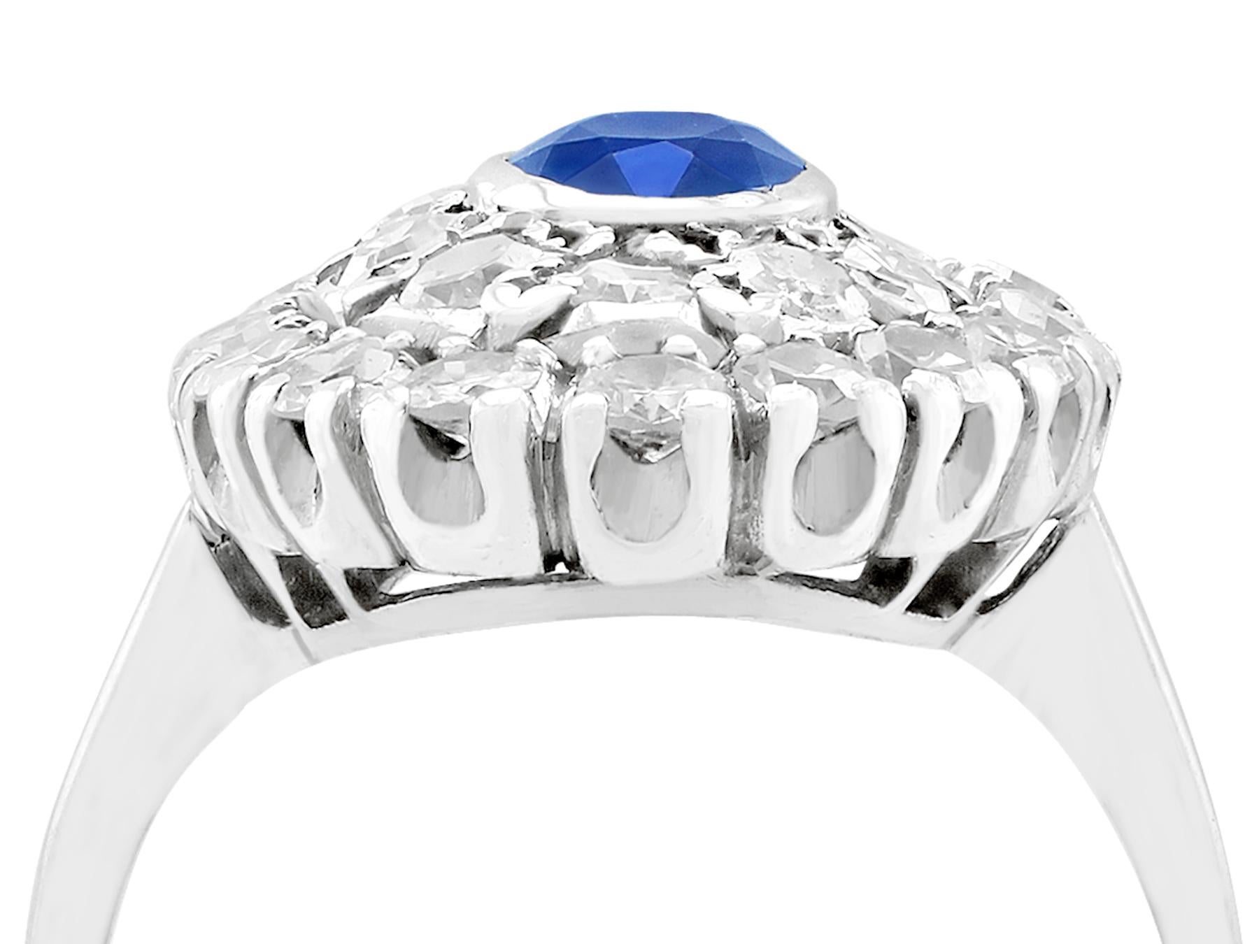 Eine beeindruckende Vintage 0,80 Karat Saphir und 1,88 Karat Diamant, Platin-Cluster-Stil Kleid Ring; Teil unserer vielfältigen Vintage-Schmuck und Estate Jewelry Sammlungen.

Dieser schöne und beeindruckende Vintage-Saphirring ist aus Platin