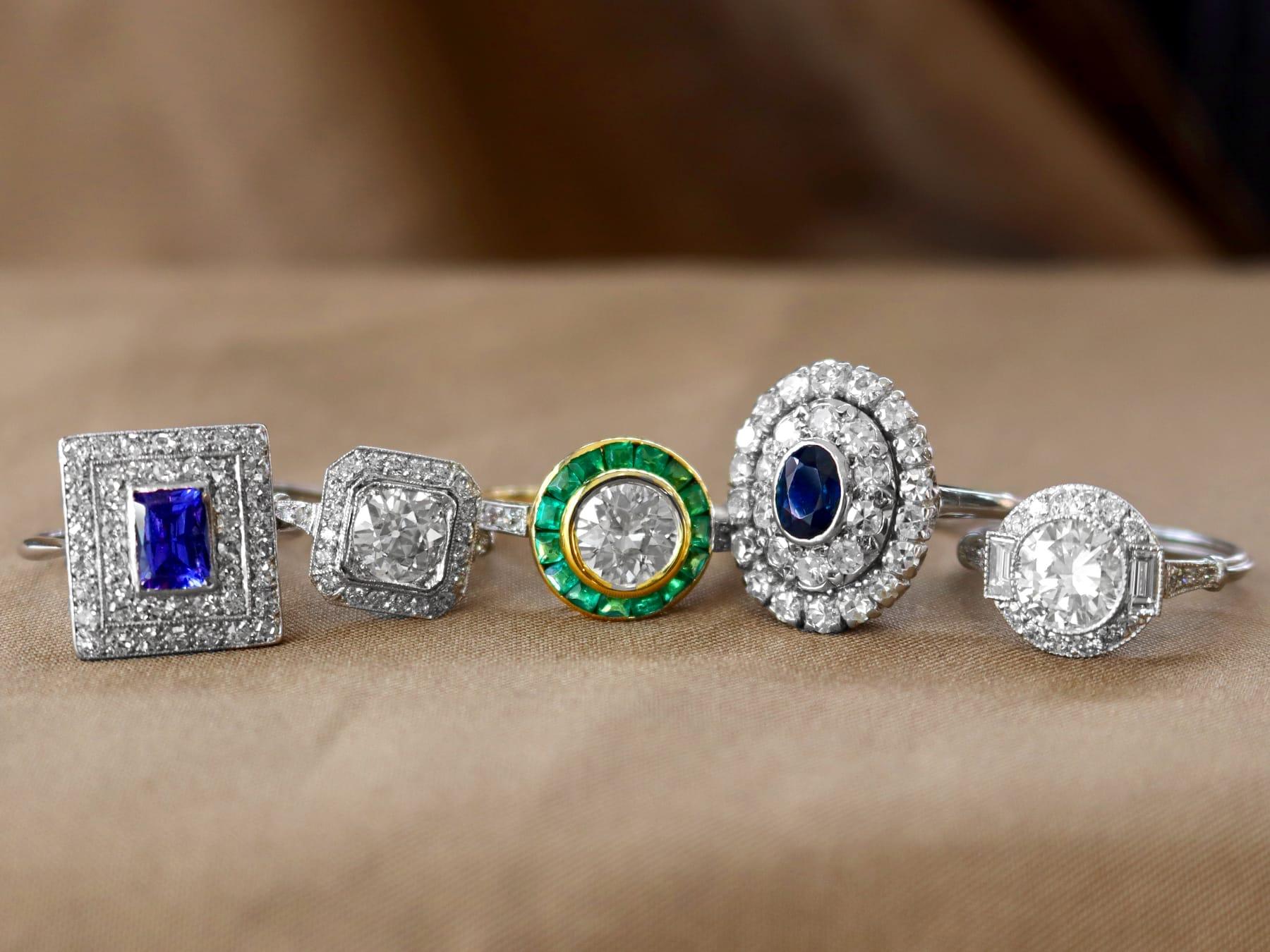 Eine beeindruckende Vintage 0,80 Karat Saphir und 1,88 Karat Diamant, Platin-Cluster-Stil Kleid Ring; Teil unserer vielfältigen Vintage-Schmuck und Estate Jewelry Sammlungen.

Dieser schöne und beeindruckende Vintage-Saphirring ist aus Platin