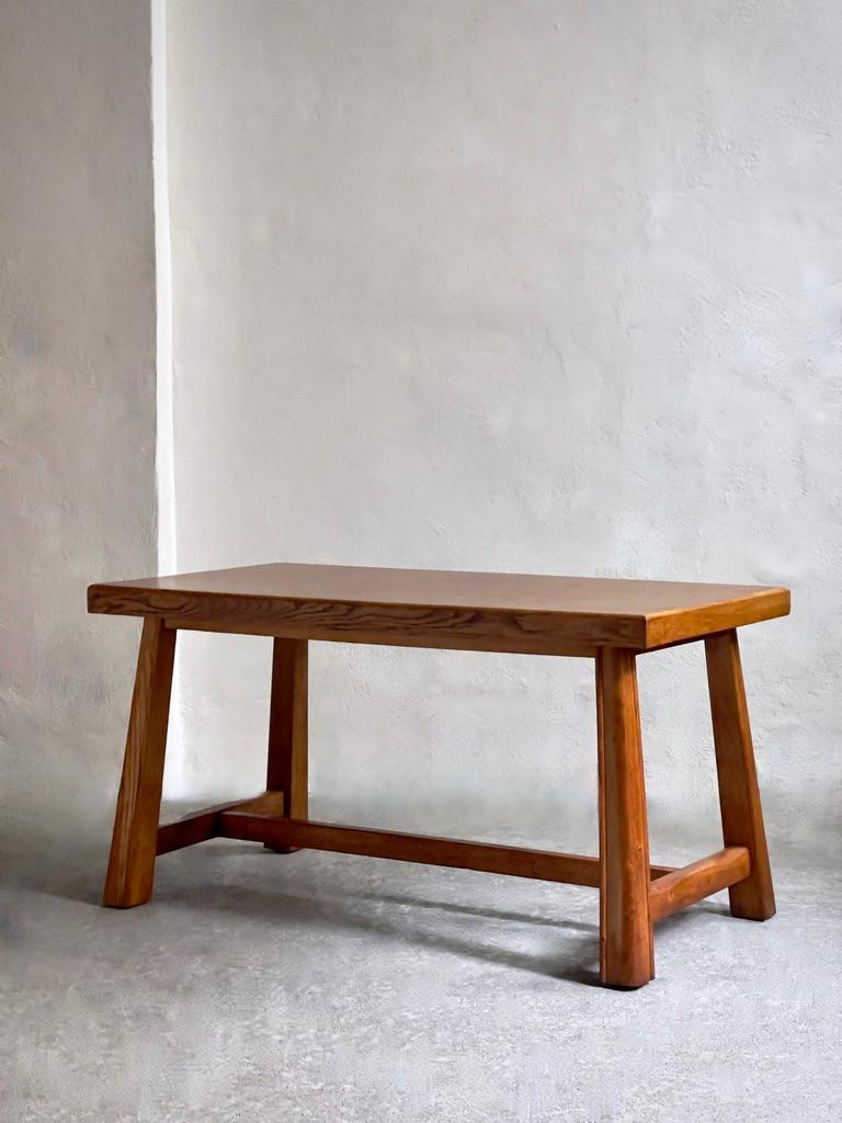 1940s Scandinavian Cabinet Maker, Coffee Table in elegant patinated Oak  For Sale 7