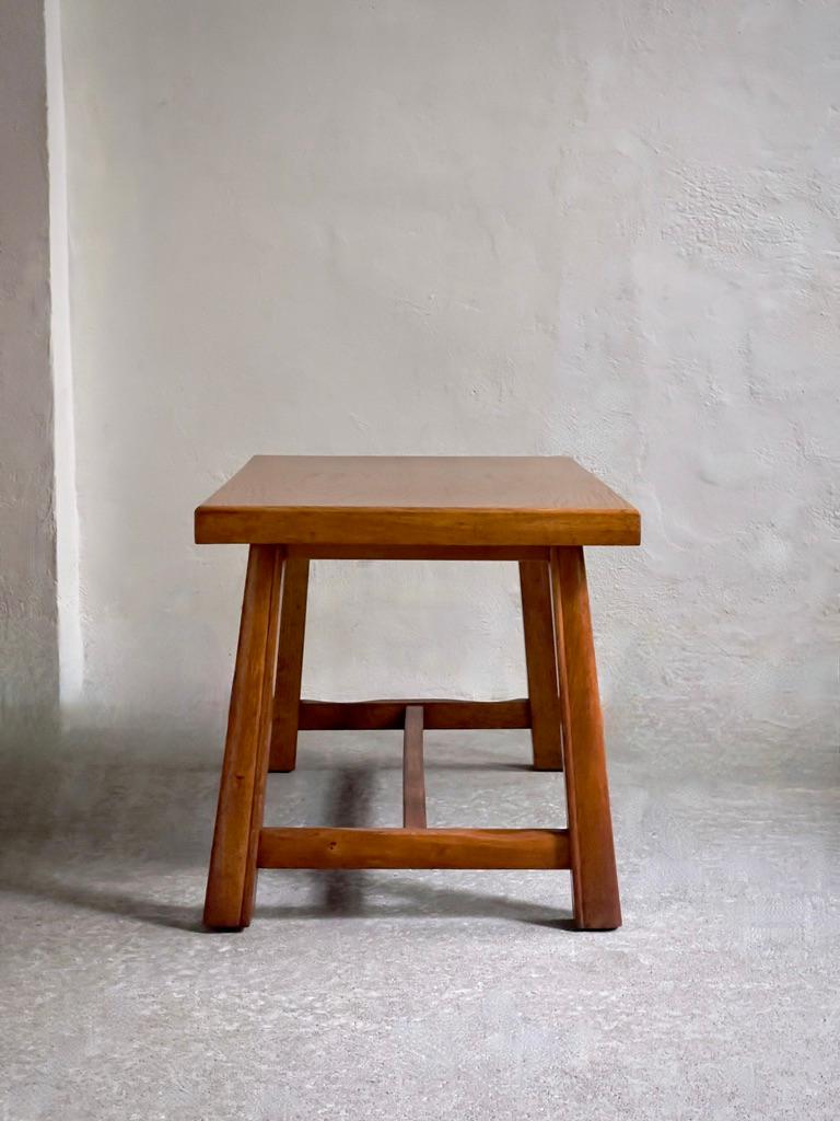 1940s Scandinavian Cabinet Maker, Coffee Table in elegant patinated Oak  For Sale 3