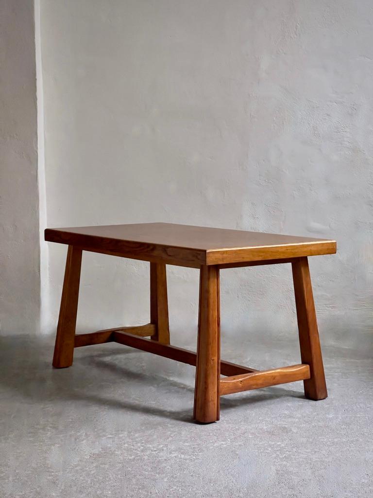 1940s Scandinavian Cabinet Maker, Coffee Table in elegant patinated Oak  For Sale 4