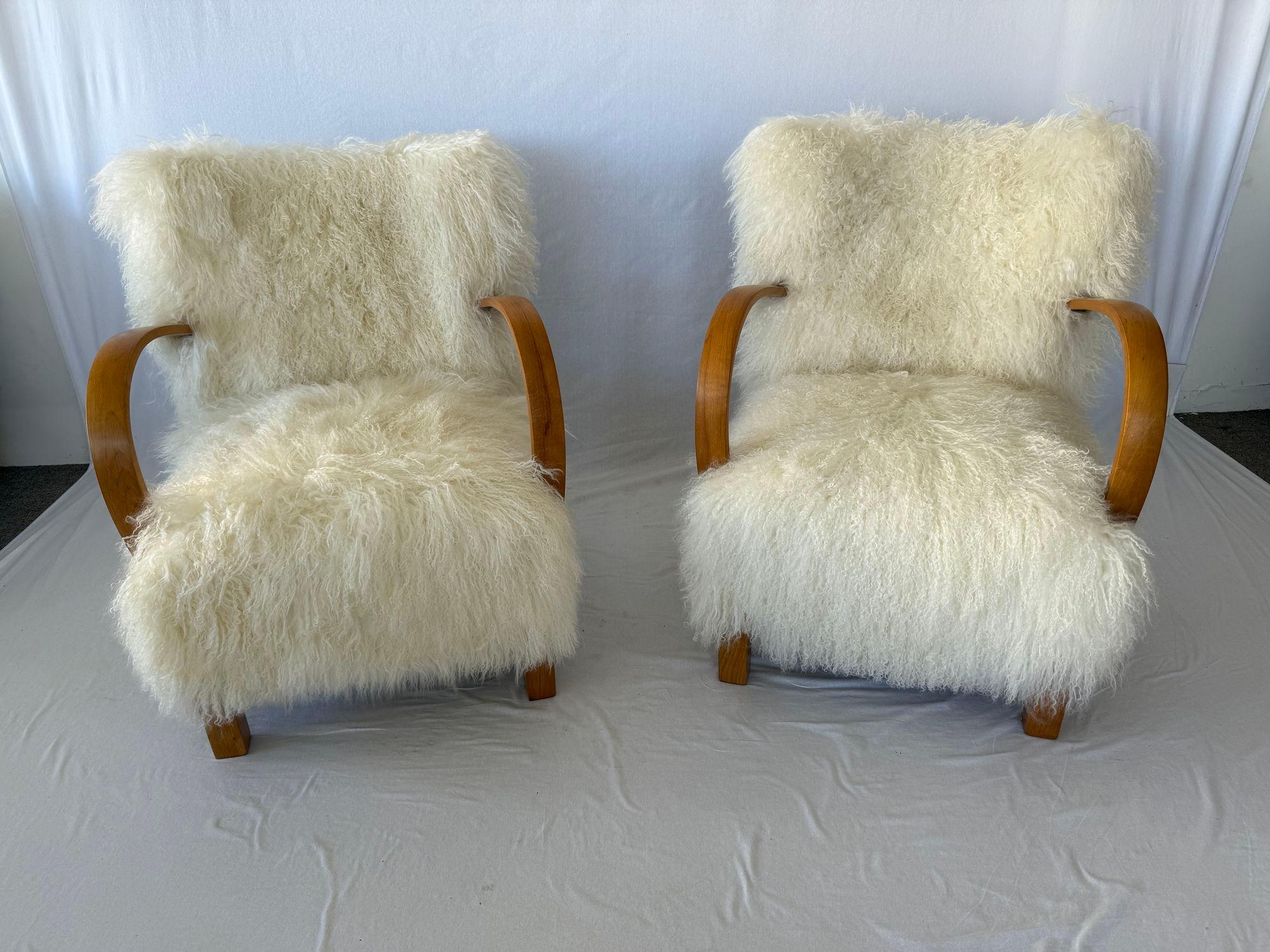 1940's Scandinavian Curley Long Hair Sheepskin Lounge Chair. 
HINWEIS: DIE STÜHLE WERDEN SEPARAT BERECHNET.