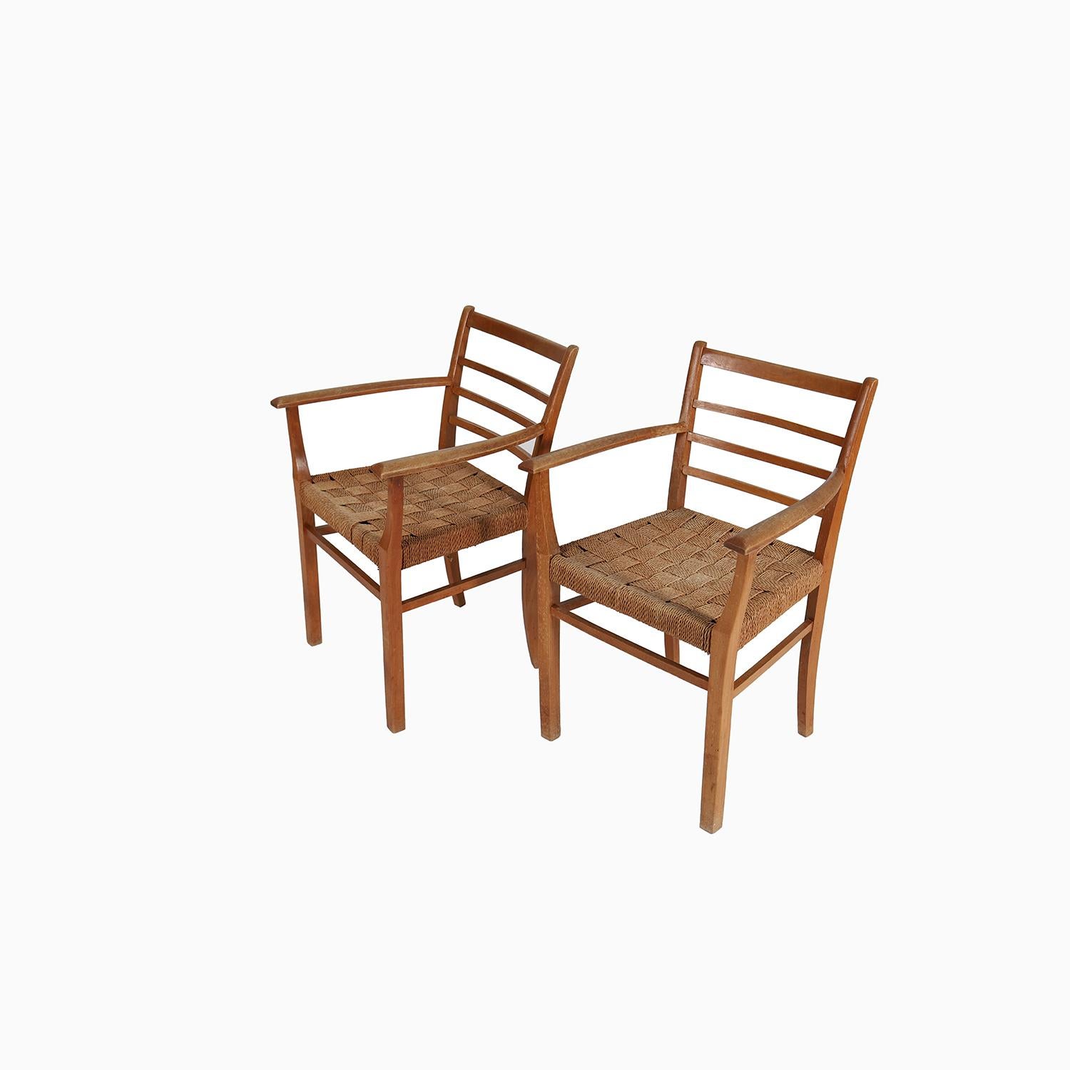 


Estas robustas y hermosas sillas están hechas de madera de haya y conservan el acabado original de los años 40, así como sus asientos originales de cuerda de papel con un inusual diseño de tejido de cesta rústico-sofisticado.  Detalles sencillos