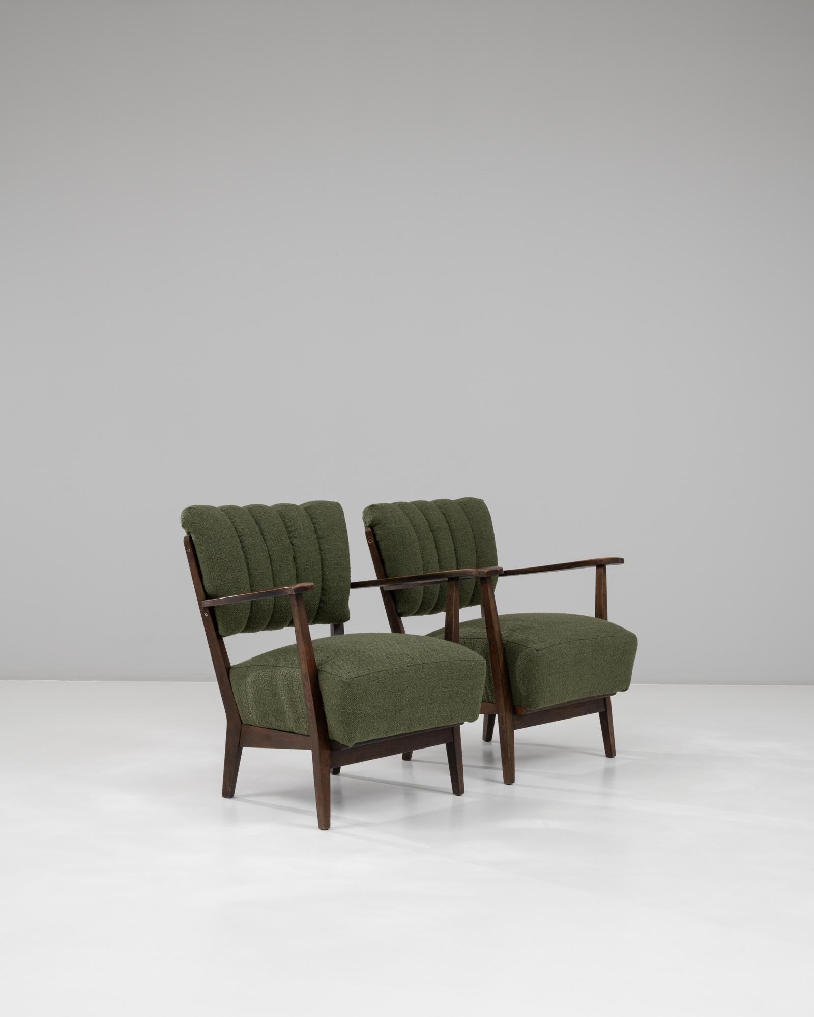 Pareja de sillones tapizados escandinavos de mediados de siglo de 1940 en venta 3