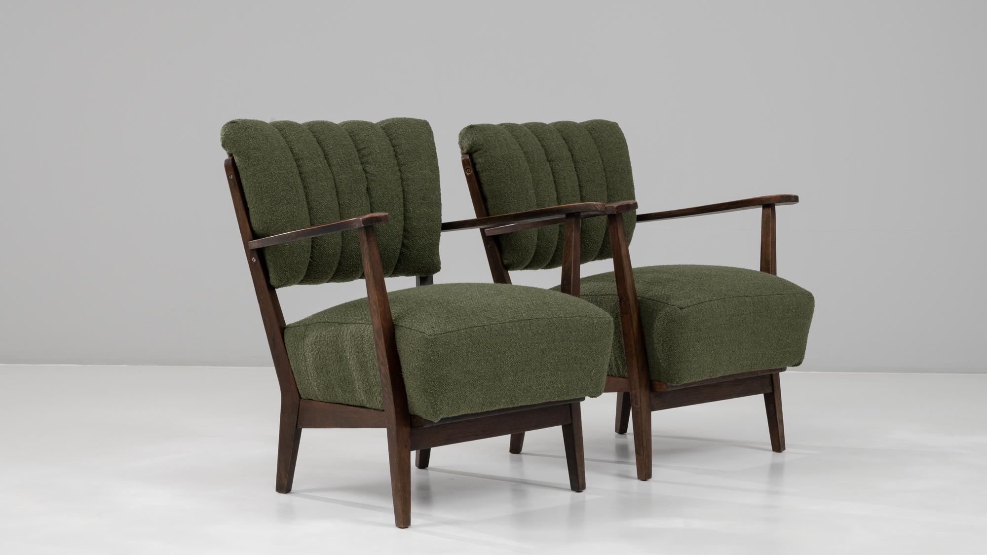 Pareja de sillones tapizados escandinavos de mediados de siglo de 1940 en venta 4