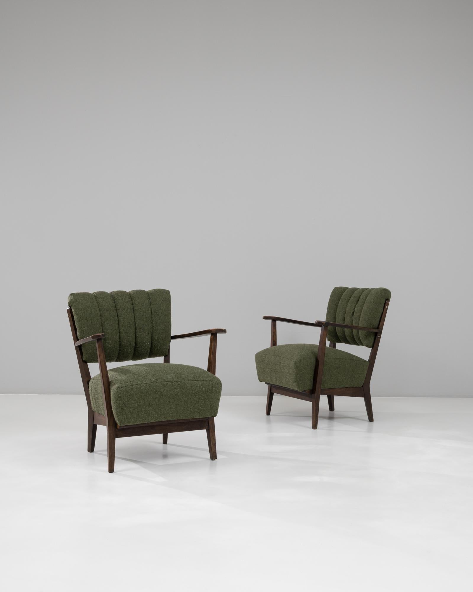 Esta pareja de tumbonas escandinavas de los años 40 encarna la calidez y sencillez características del diseño de mediados de siglo. Cada silla presenta un armazón de madera maciza con líneas limpias y angulosas y patas suavemente ahusadas, que