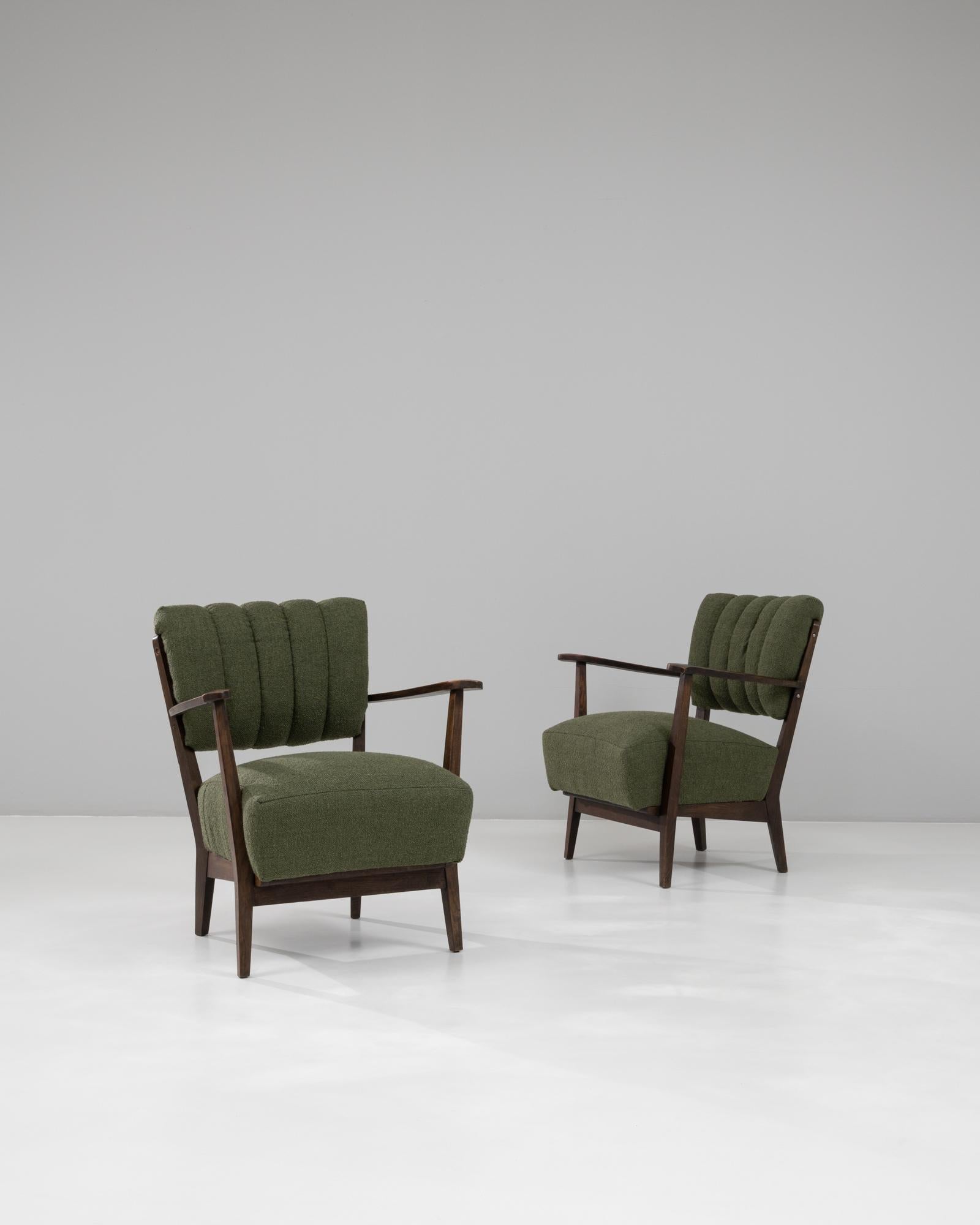Pareja de sillones tapizados escandinavos de mediados de siglo de 1940 Moderno de mediados de siglo en venta