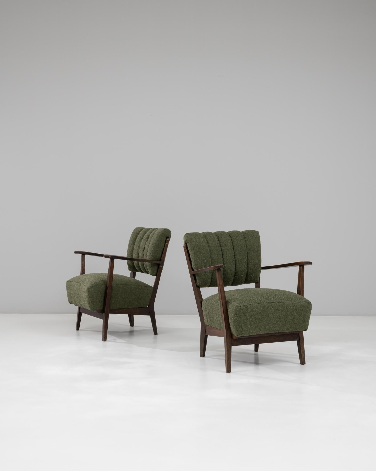 Pareja de sillones tapizados escandinavos de mediados de siglo de 1940 en Bueno estado para la venta en High Point, NC