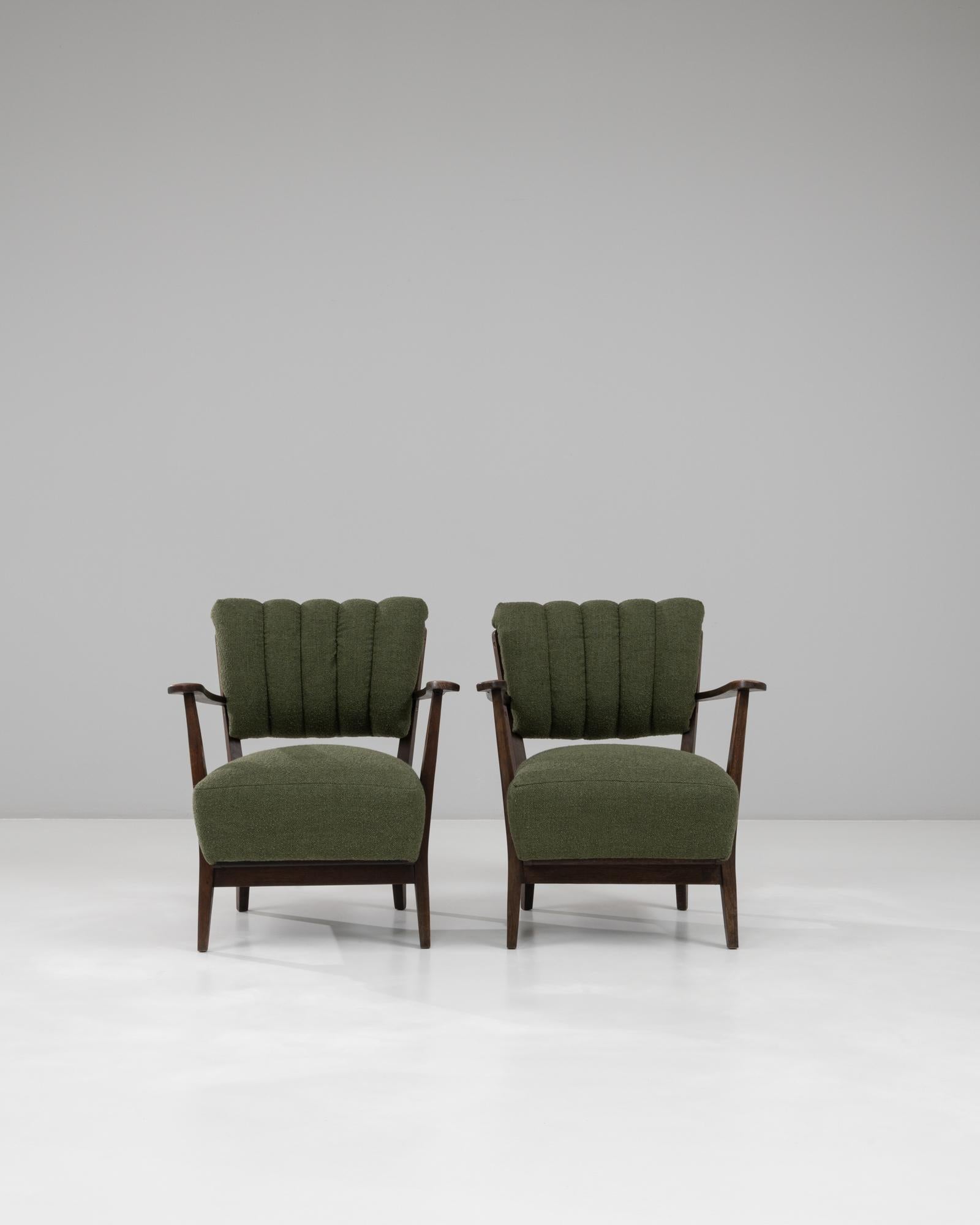 Pareja de sillones tapizados escandinavos de mediados de siglo de 1940 siglo XX en venta