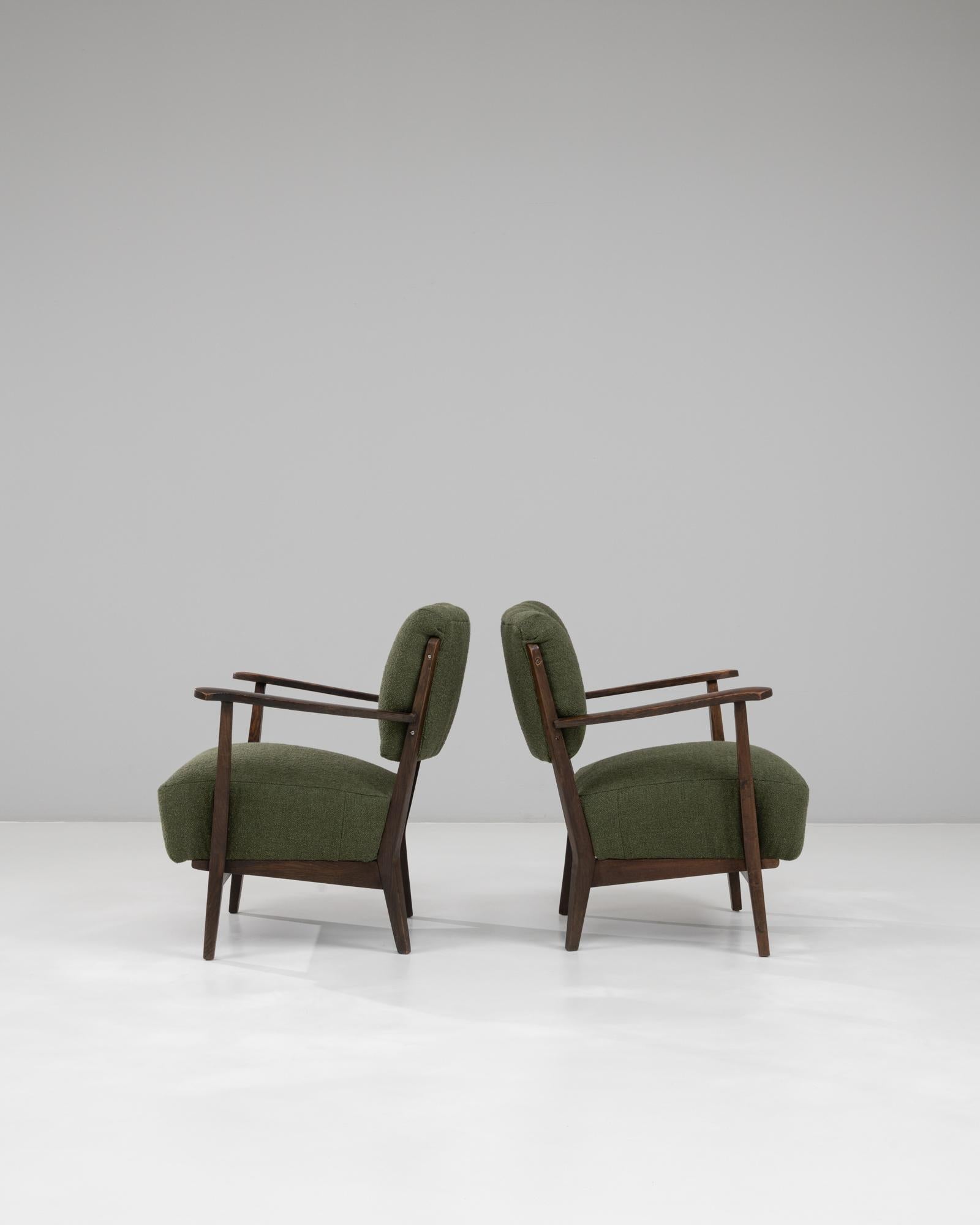Pareja de sillones tapizados escandinavos de mediados de siglo de 1940 Tapicería en venta