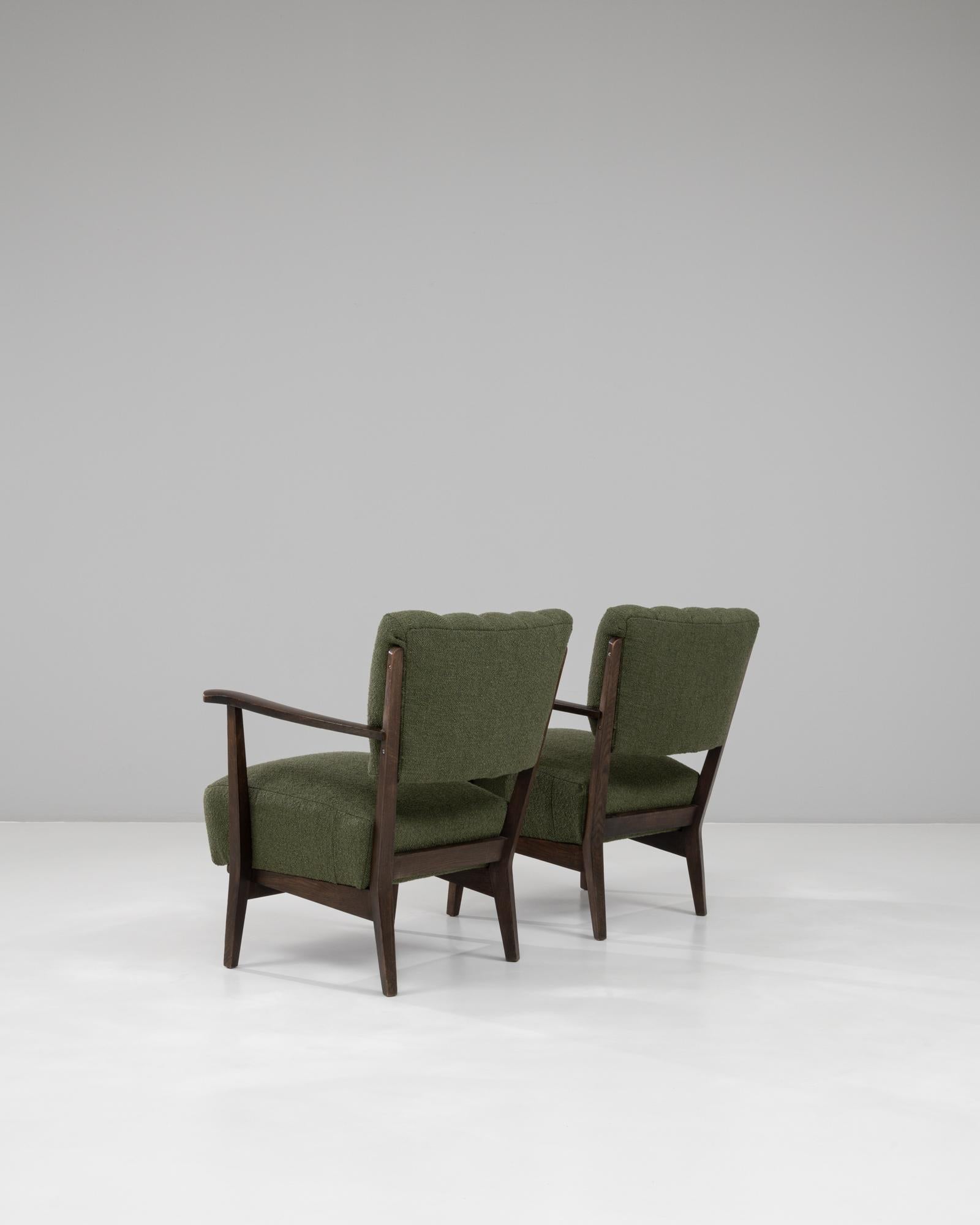 Pareja de sillones tapizados escandinavos de mediados de siglo de 1940 en venta 1