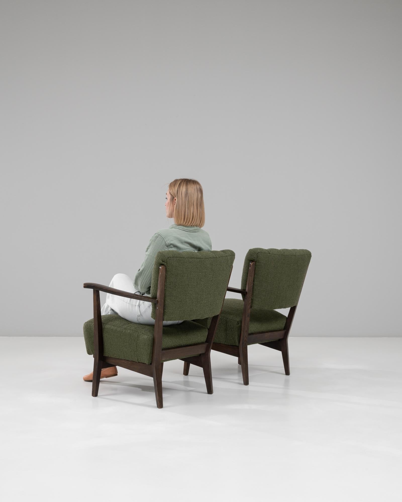 Pareja de sillones tapizados escandinavos de mediados de siglo de 1940 en venta 2