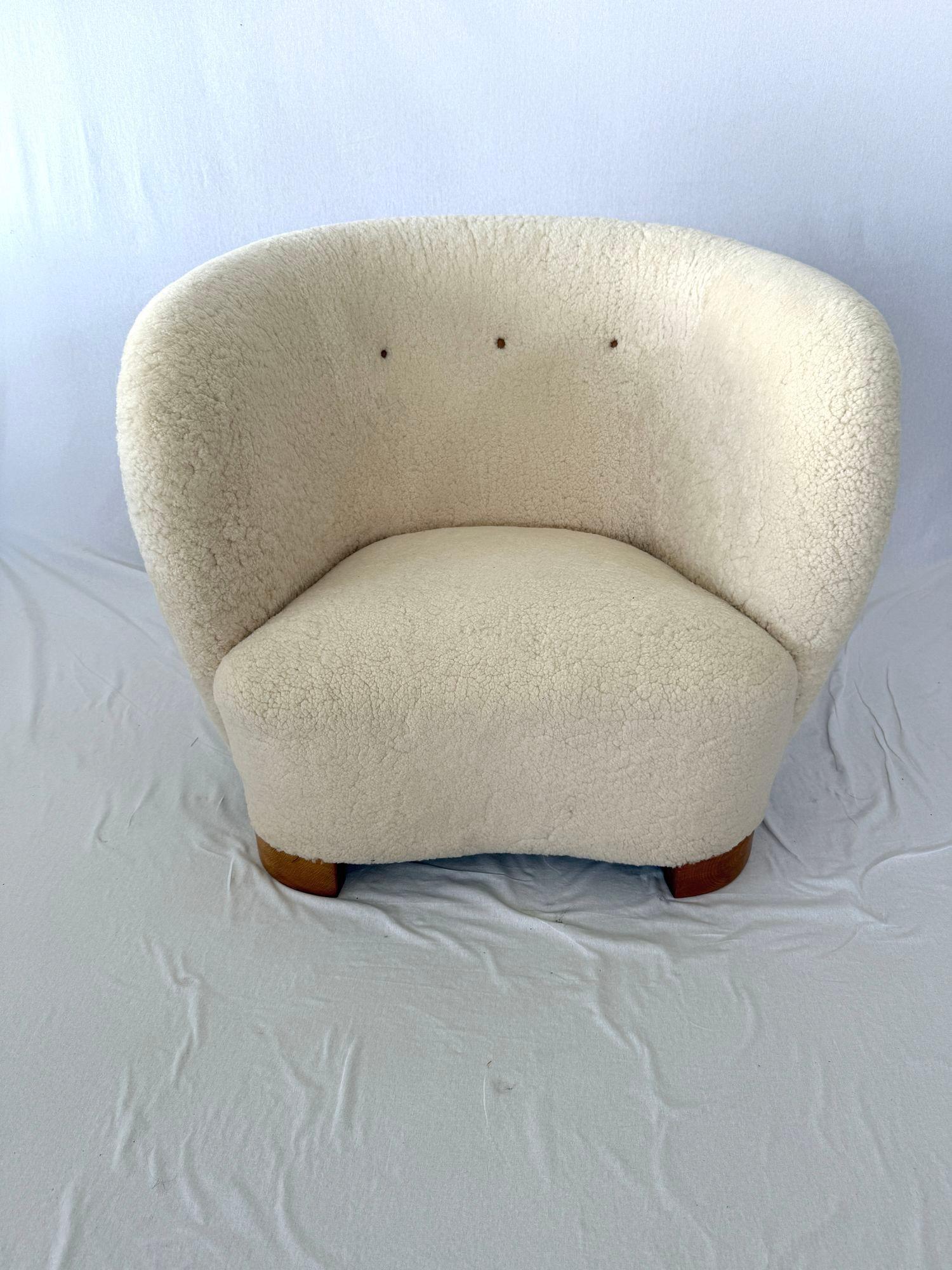 Silla de salón de piel de oveja escandinava de 1940. Los pies son de Haya. Nueva tapicería de piel de oveja