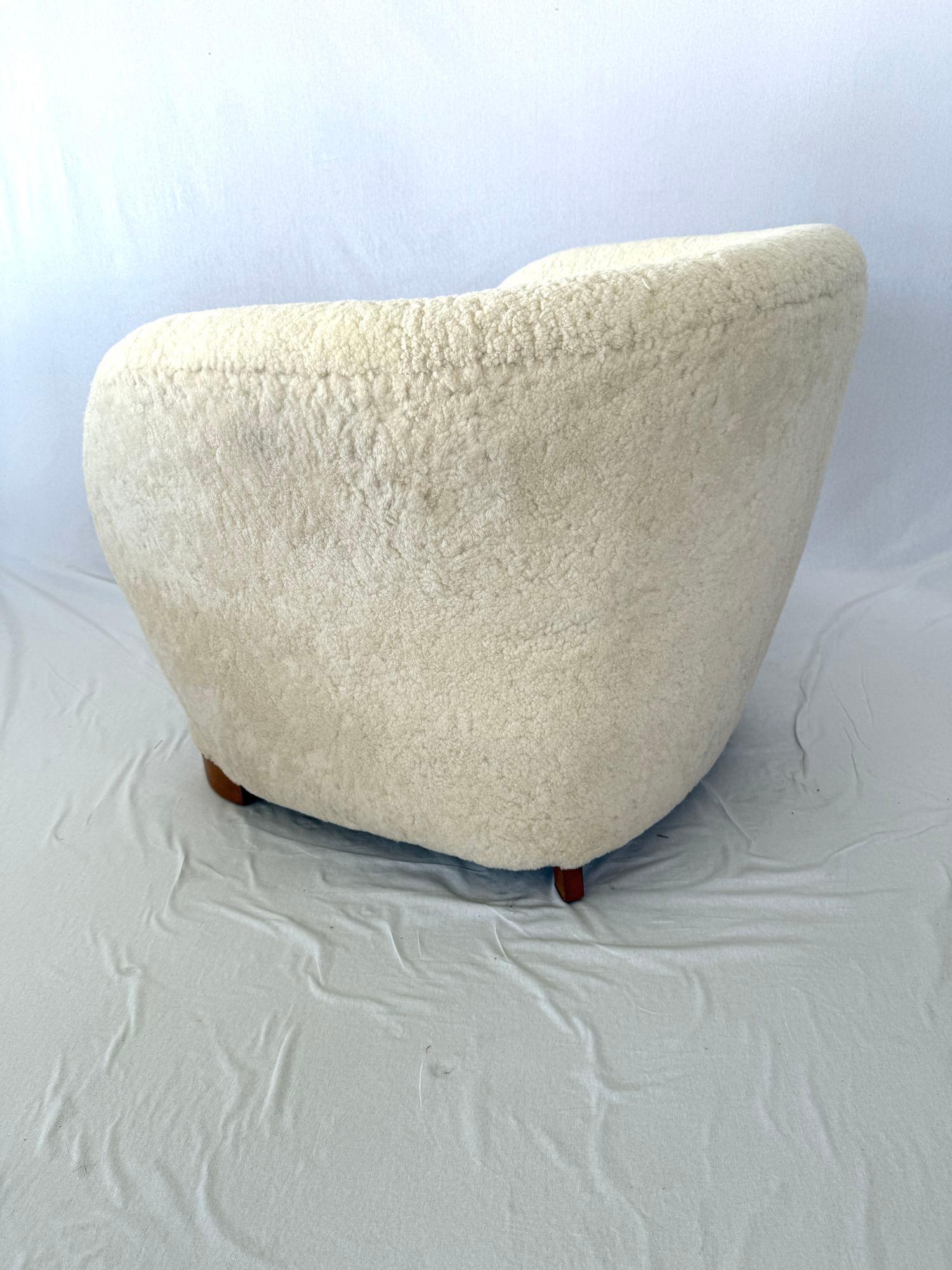 Silla de salón escandinava de piel de oveja / shearling de 1940 en Excelente Estado en Los Angeles, CA