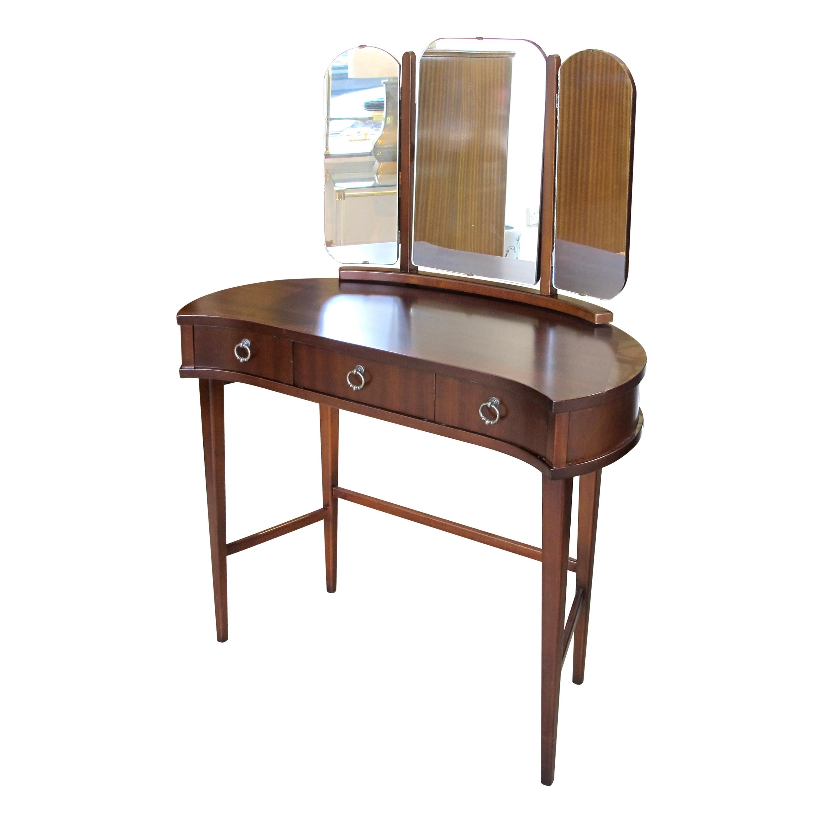 1940S Scandinavian Vanity Dressing Table With Its Triptych Mirror In Good Condition For Sale In London, GB