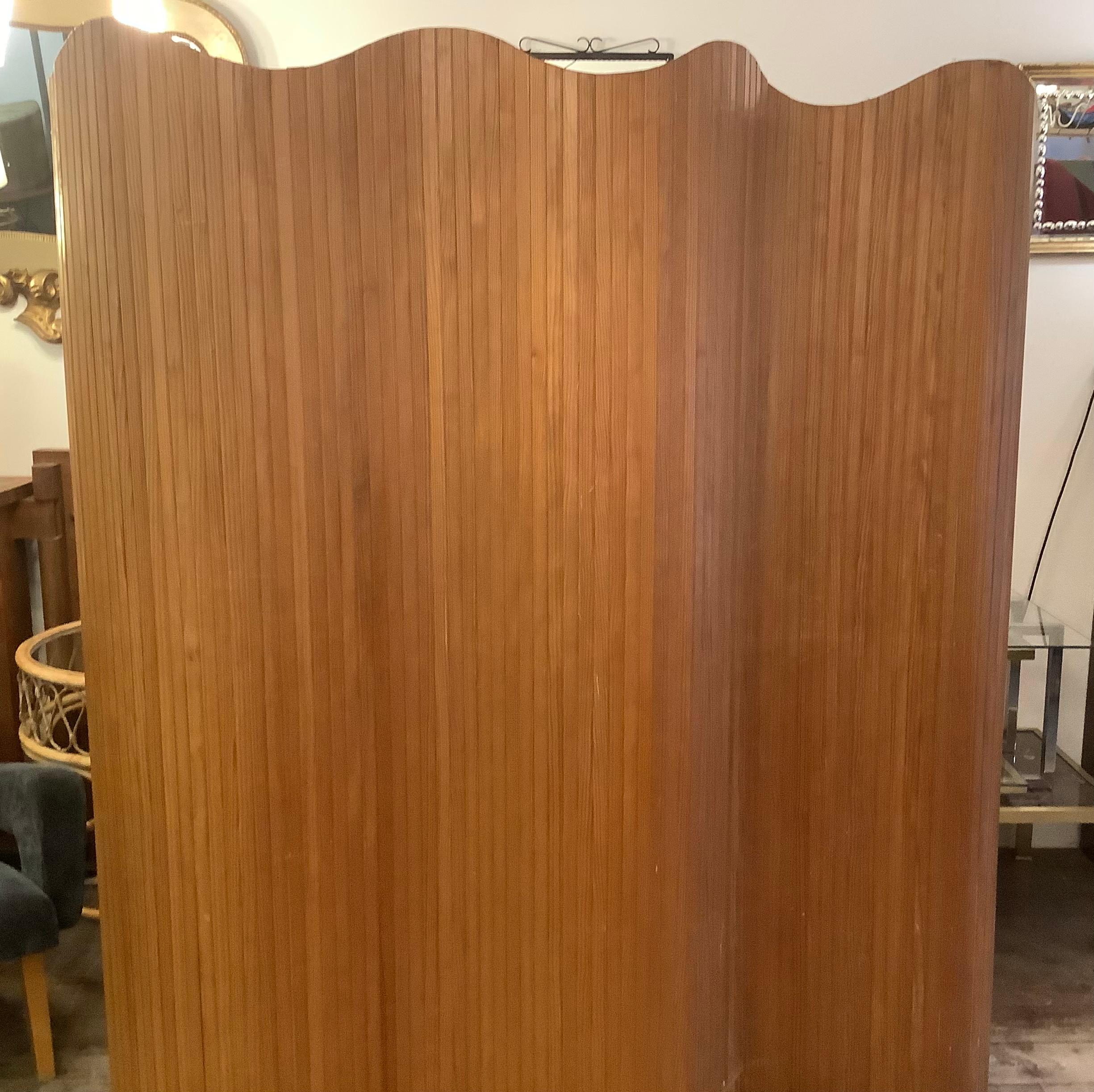 1940s Free-standing floor screen designed by Jomain Baumann.
This beautifully made screen is in good vintage condition.
The screen can be folded coiled or extended into any position.