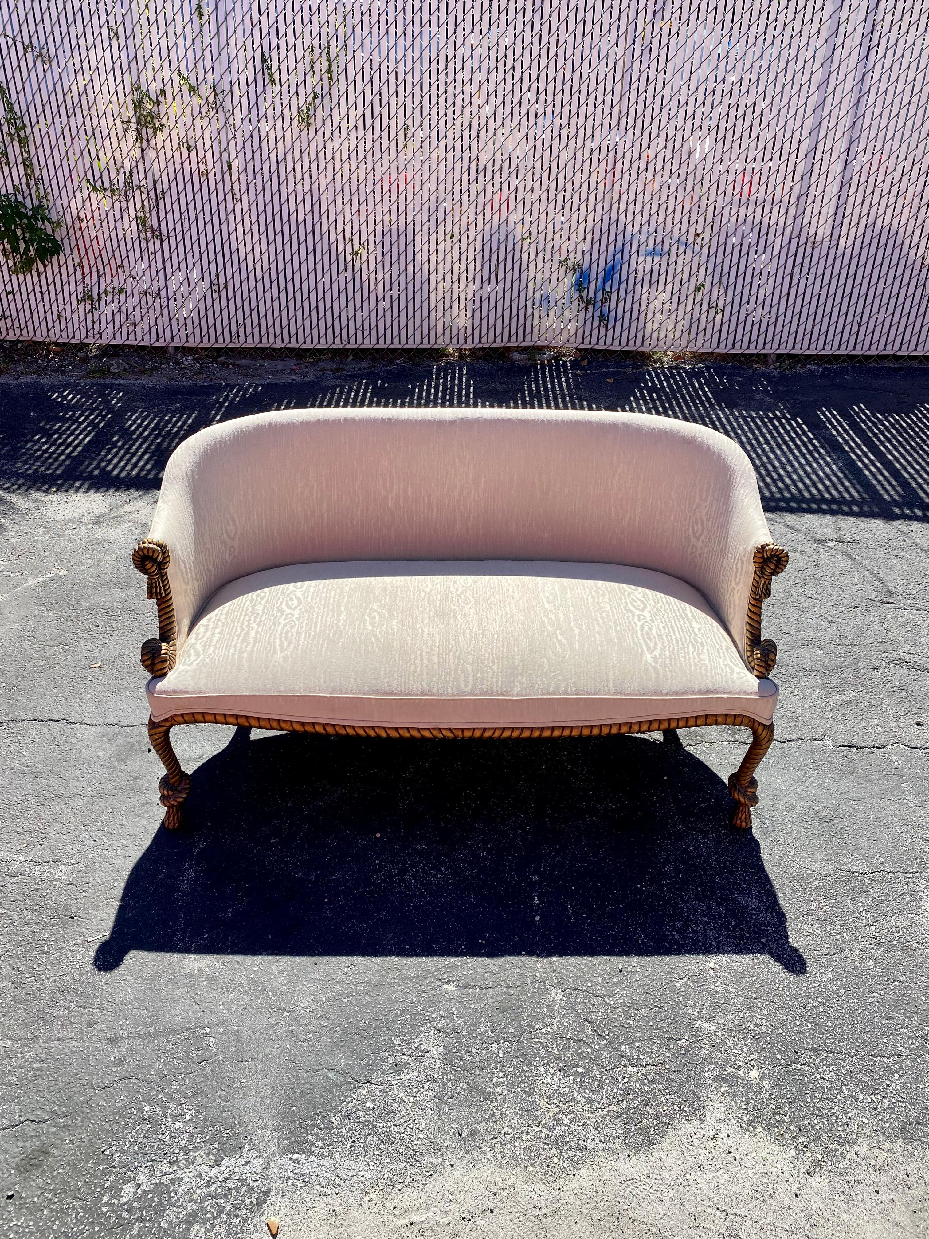 Néoclassique Settee sculpturale en bois sculpté des années 1940 en vente