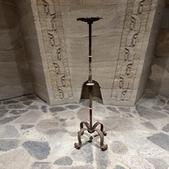 Portavelas de pie alto de hierro forjado a mano rústico de los años 40