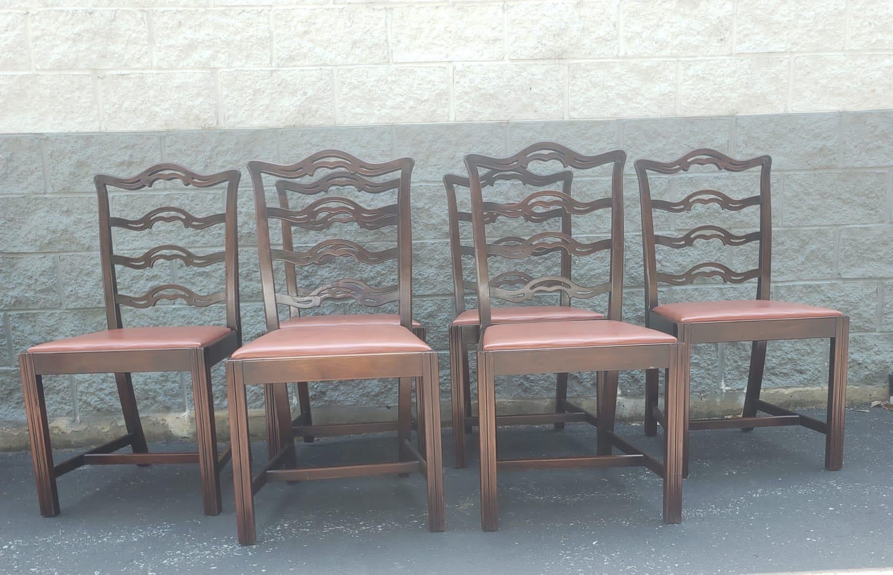 1940s Set 8 Mahogany Chippendale Pierced Ladder Back Leather Seat Dining Chairs In Good Condition In Germantown, MD