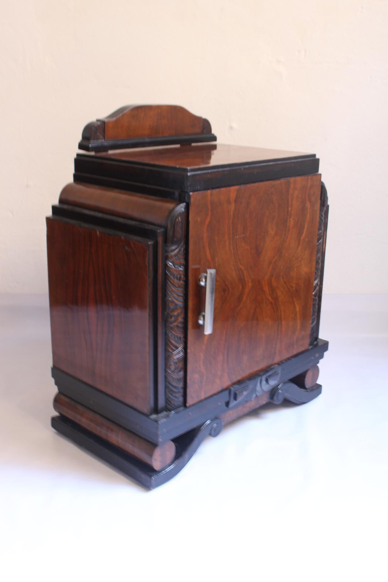 1940s Set of 2 Art Deco Spanish Walnut Nightstands 5