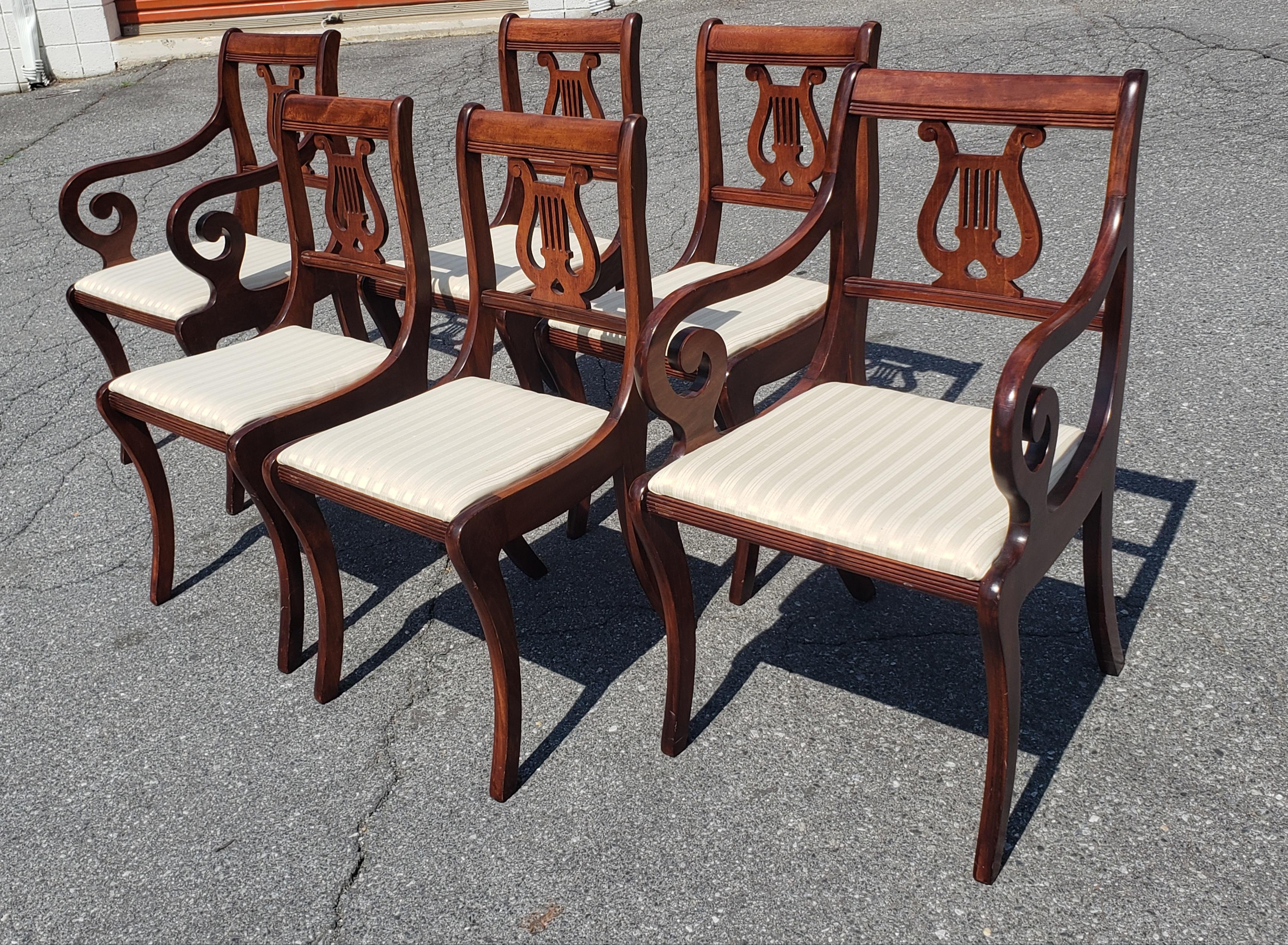 Américain 1940s Set of 6 Refinished Mahogany Klismos Lyre Back Chairs en vente