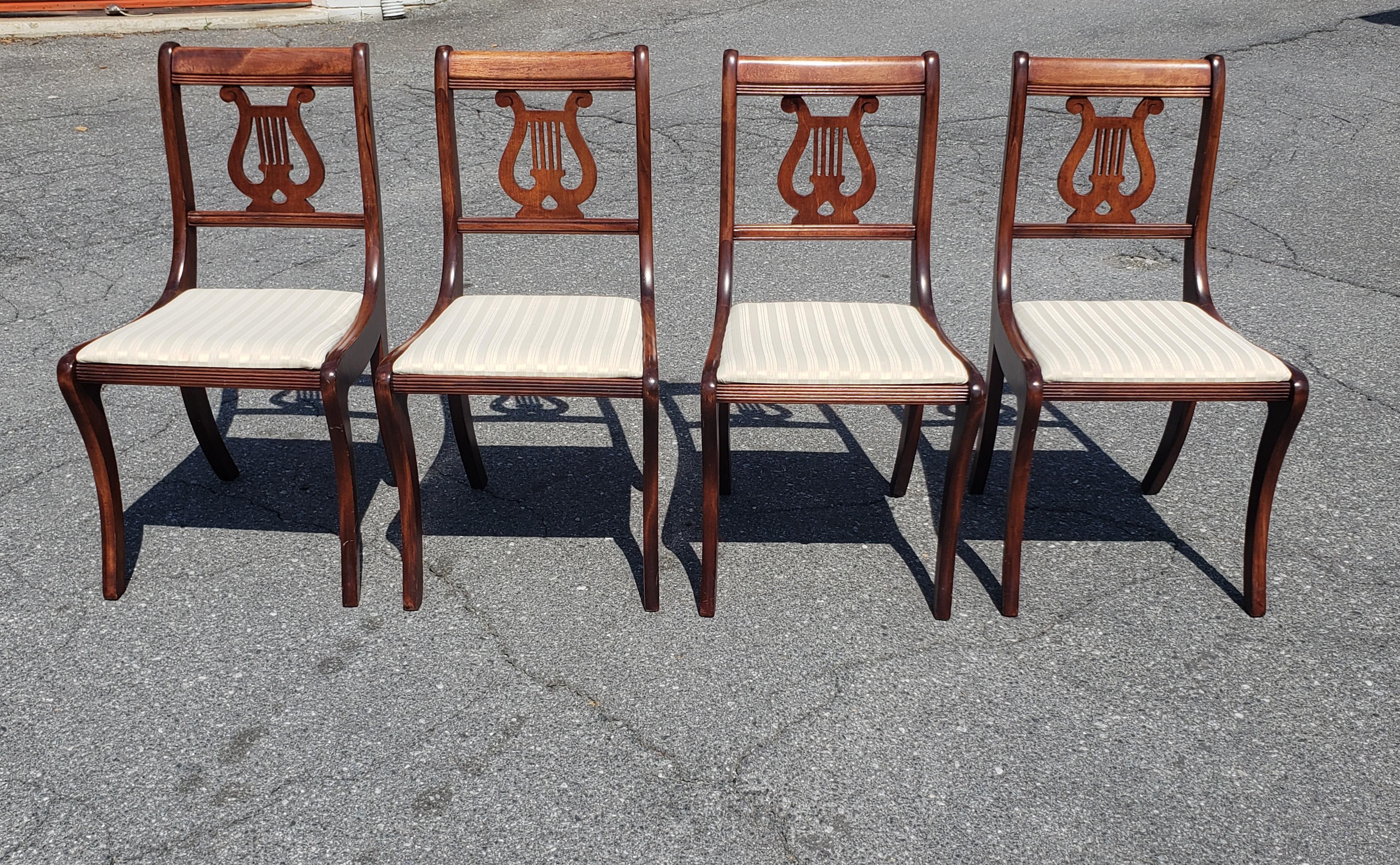 Tacheté 1940s Set of 6 Refinished Mahogany Klismos Lyre Back Chairs en vente