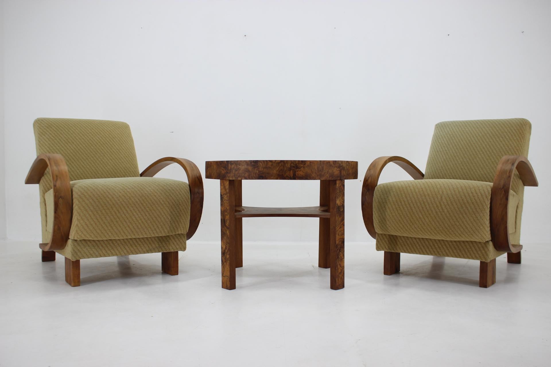 1940s Set of Art Deco Armchairs and Table in Walnut, Czechoslovakia In Good Condition In Praha, CZ