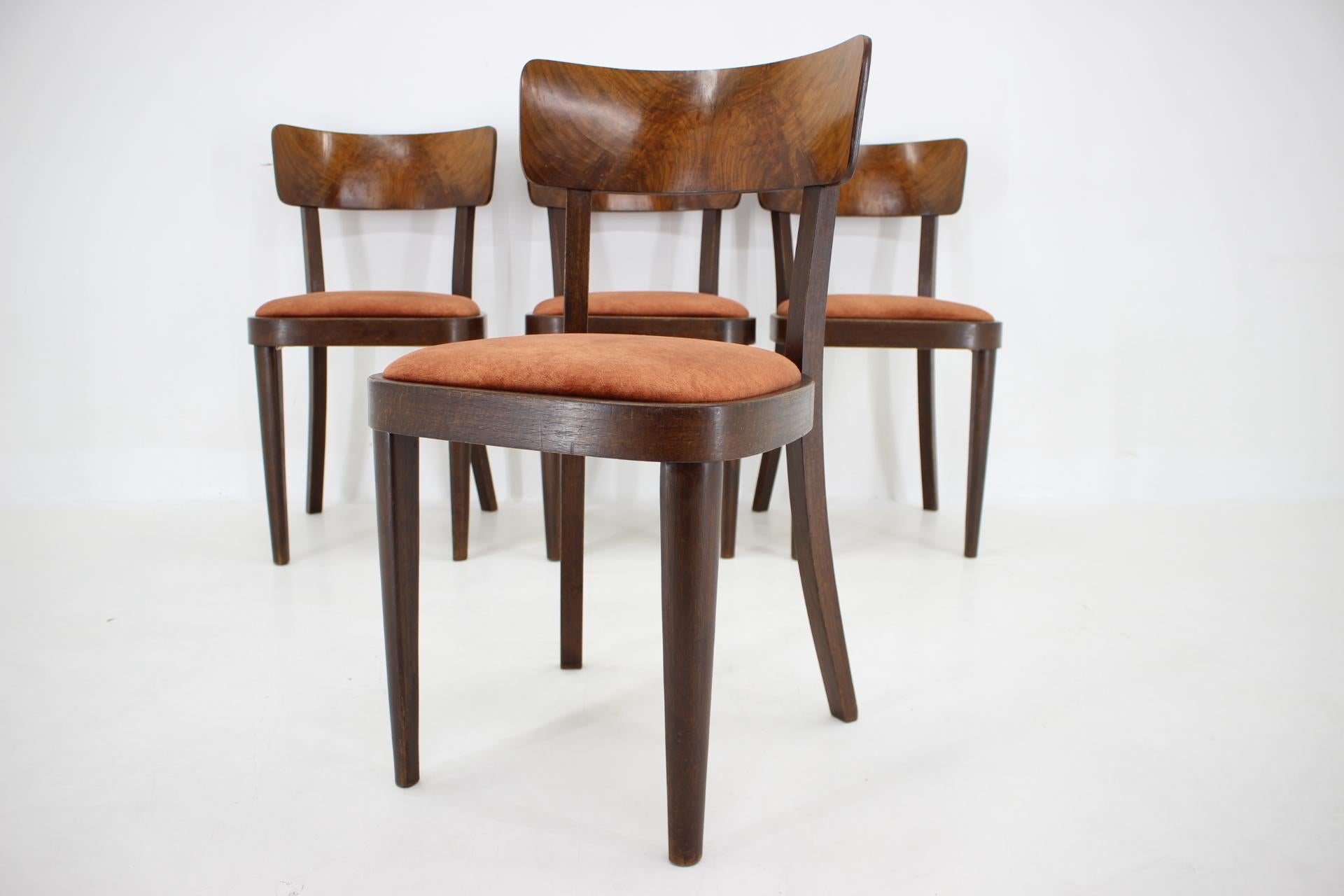 Placage Ensemble de quatre chaises de salle à manger des années 1940, Tchécoslovaquie en vente