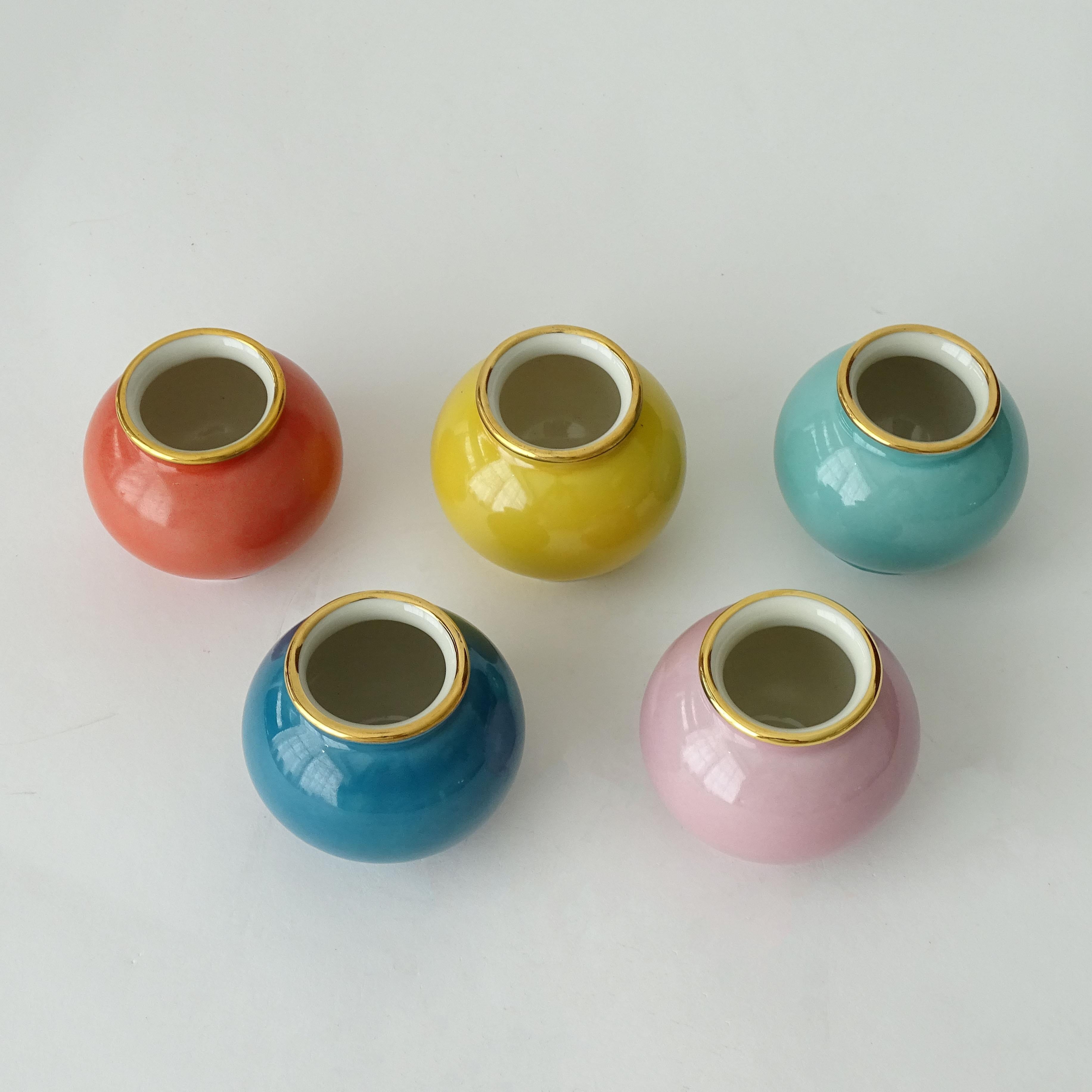 1940s Set of Small Five Pastel Colored Soliflor Porcelain Vases In Excellent Condition For Sale In Milan, IT