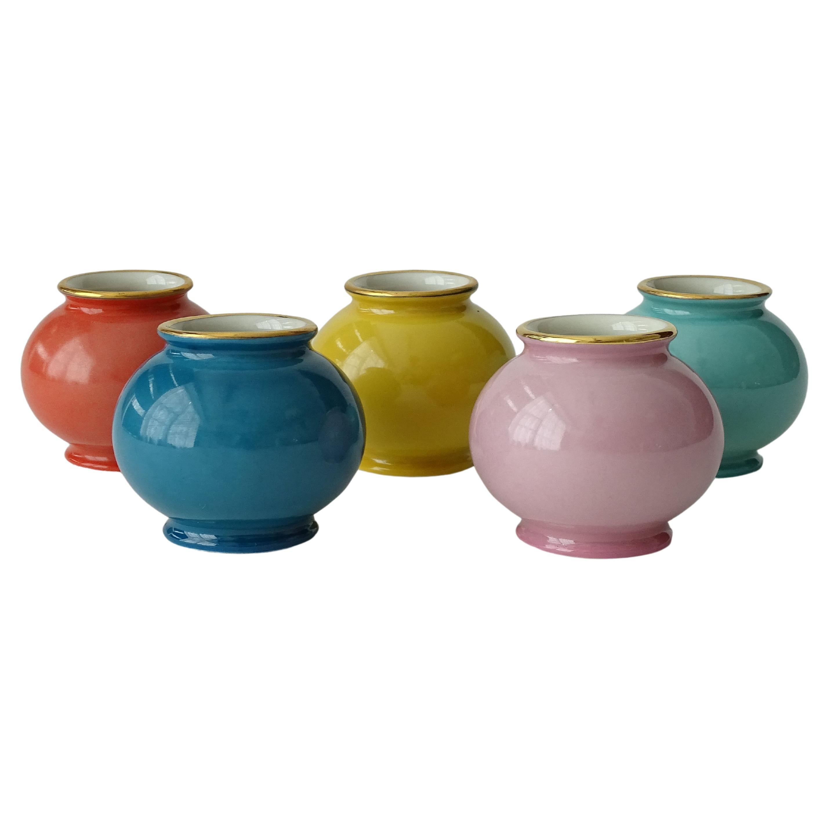 Set di cinque piccoli vasi in porcellana Soliflores dai colori pastello degli anni '40