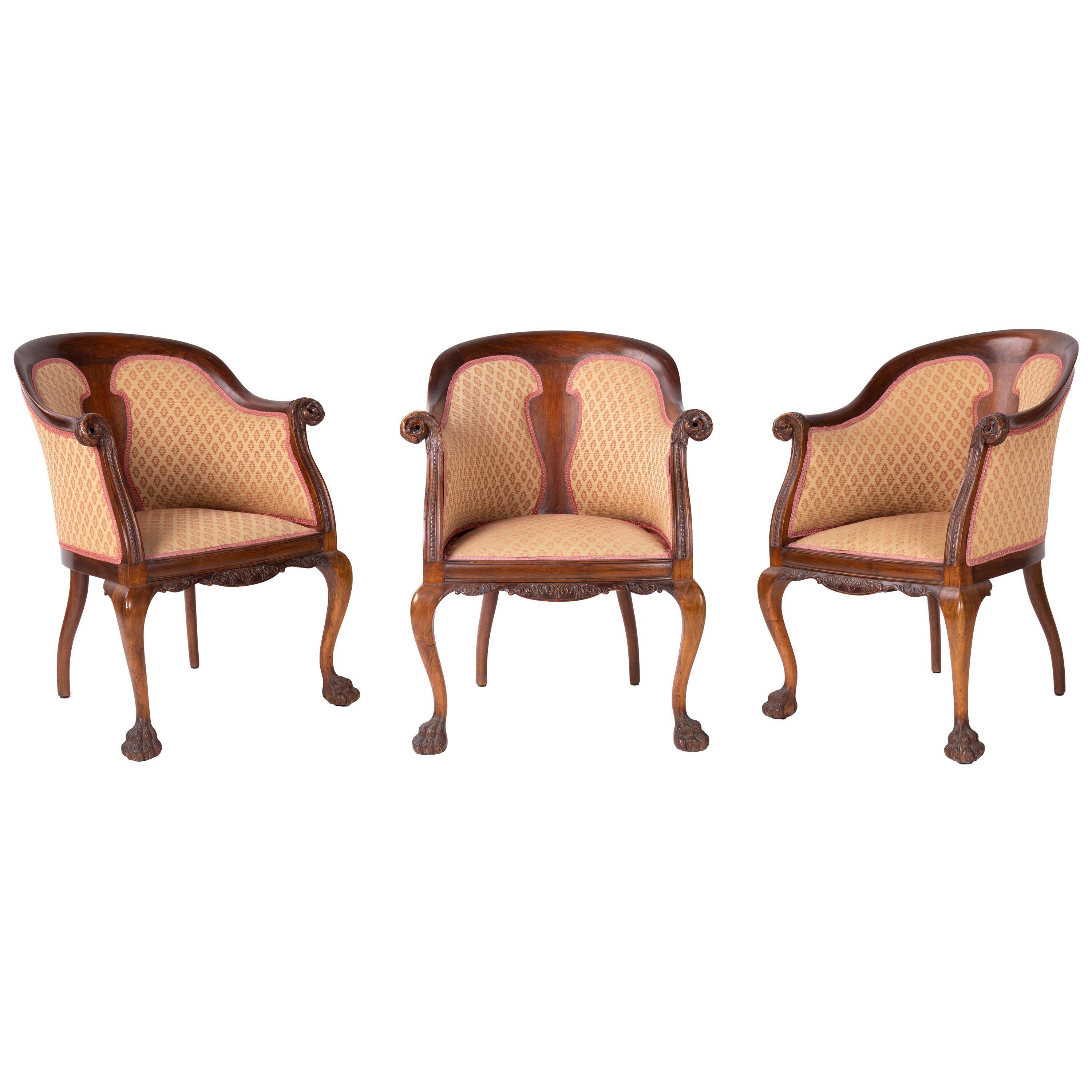 Ensemble de trois fauteuils anglais en chêne avec pieds griffes des années 1940