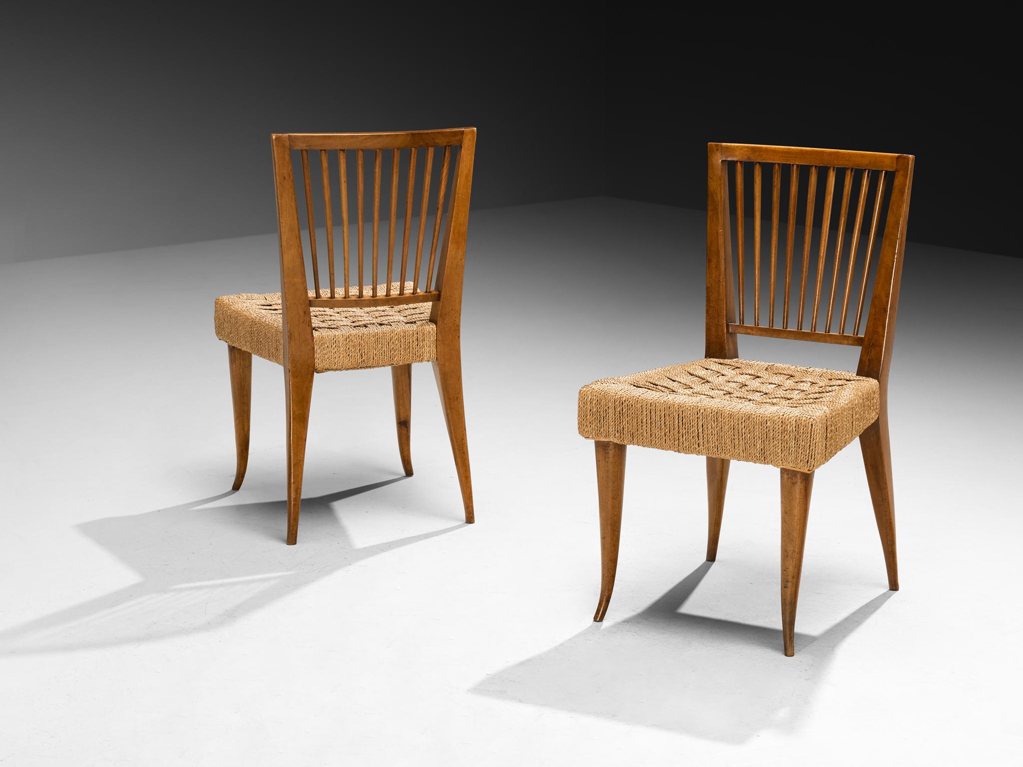 Satz von zwölf italienischen Esszimmerstühlen aus Nussbaum und Binsen aus den 1940er Jahren im Angebot 5