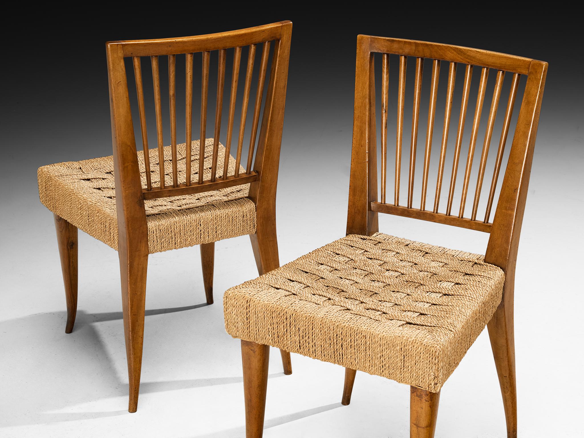 Satz von zwölf italienischen Esszimmerstühlen aus Nussbaum und Binsen aus den 1940er Jahren im Angebot 6