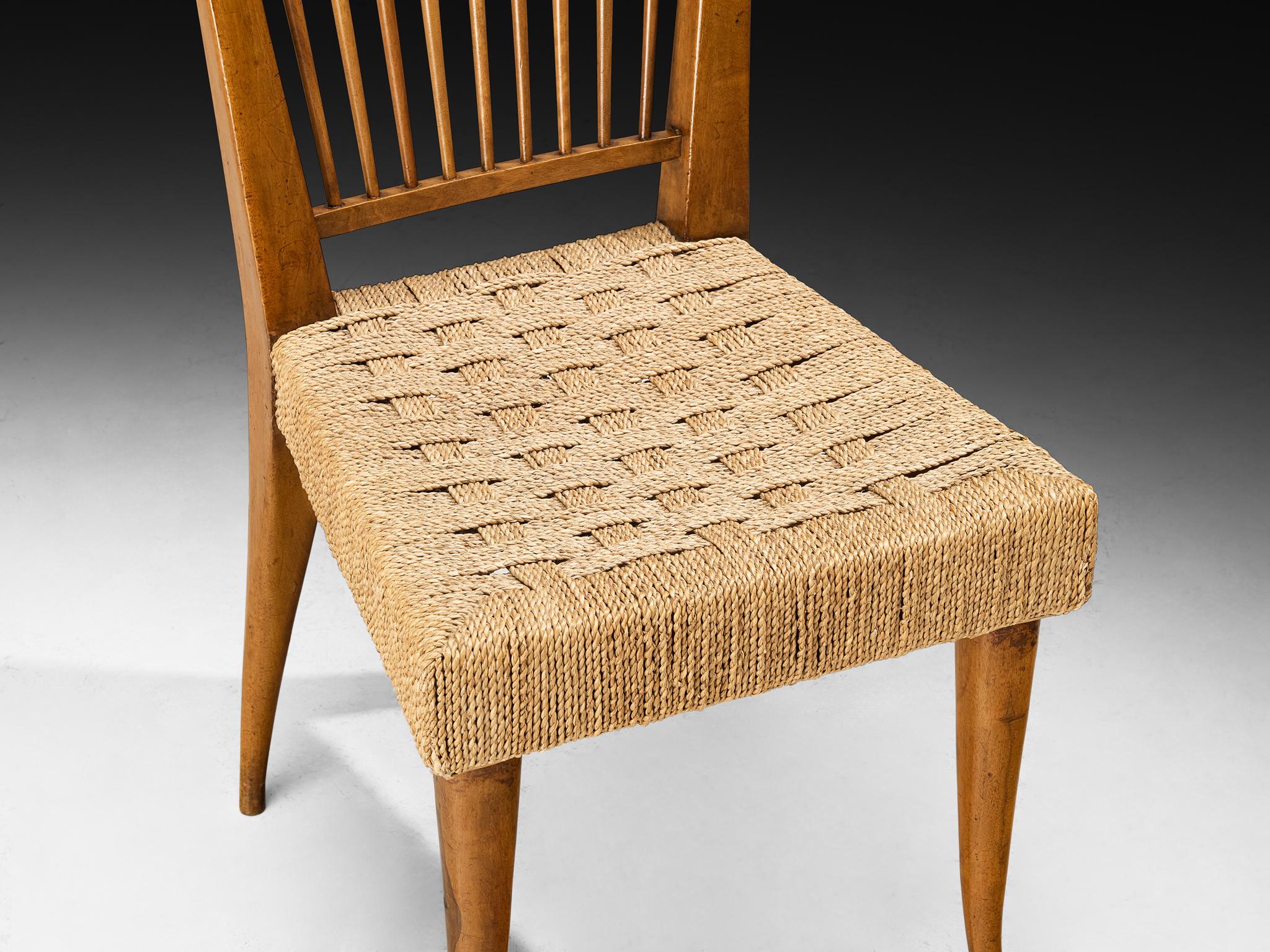 Satz von zwölf italienischen Esszimmerstühlen aus Nussbaum und Binsen aus den 1940er Jahren im Angebot 7