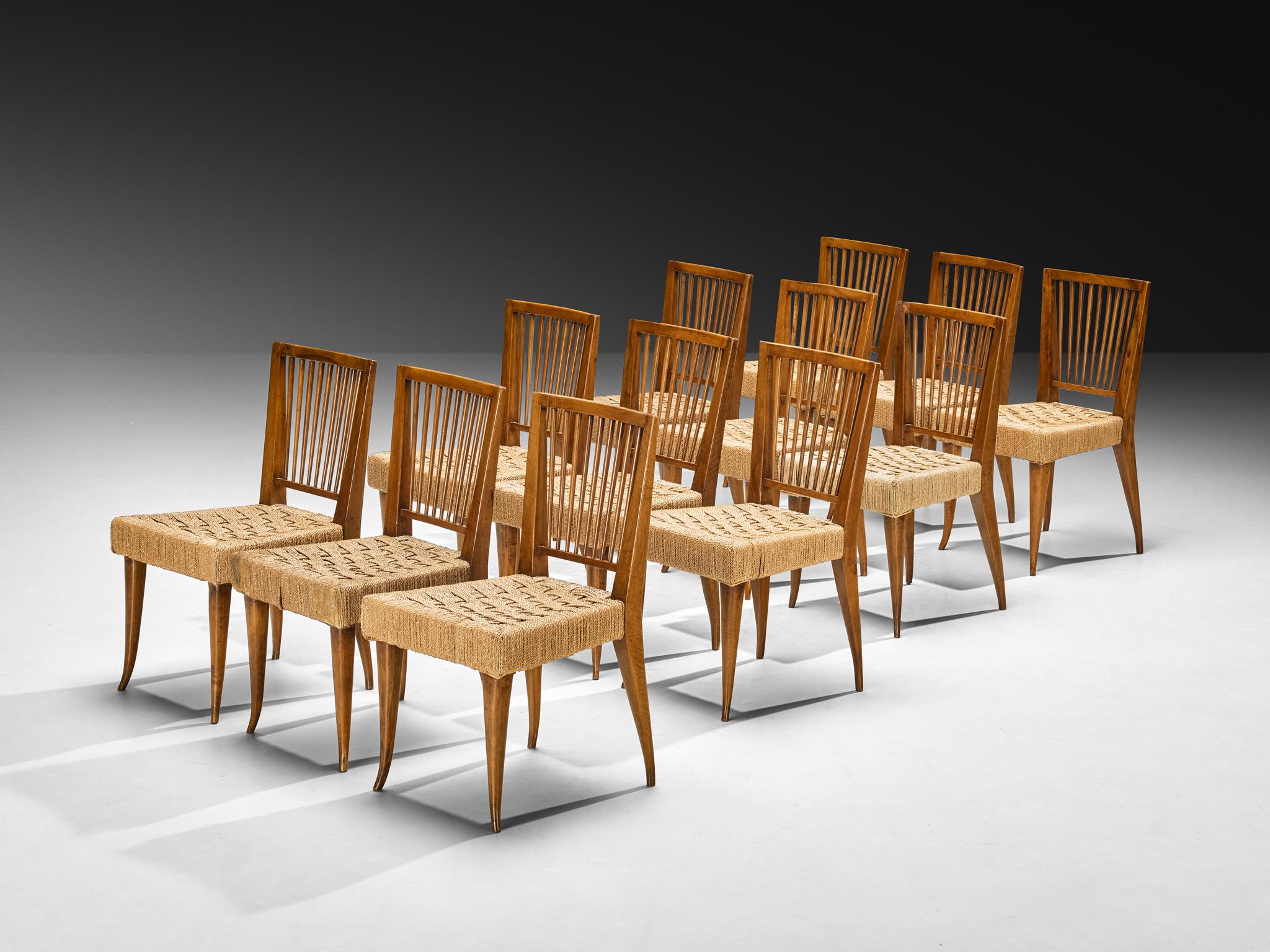 Maurizio Tempestini zugeschrieben, Satz von zwölf Esszimmerstühlen, Nussbaum, Binsen, Italien, 1940er Jahre 

Die Stühle dieser italienischen Esszimmergarnitur aus den 1940er Jahren zeichnen sich durch ein raffiniertes Gleichgewicht zwischen