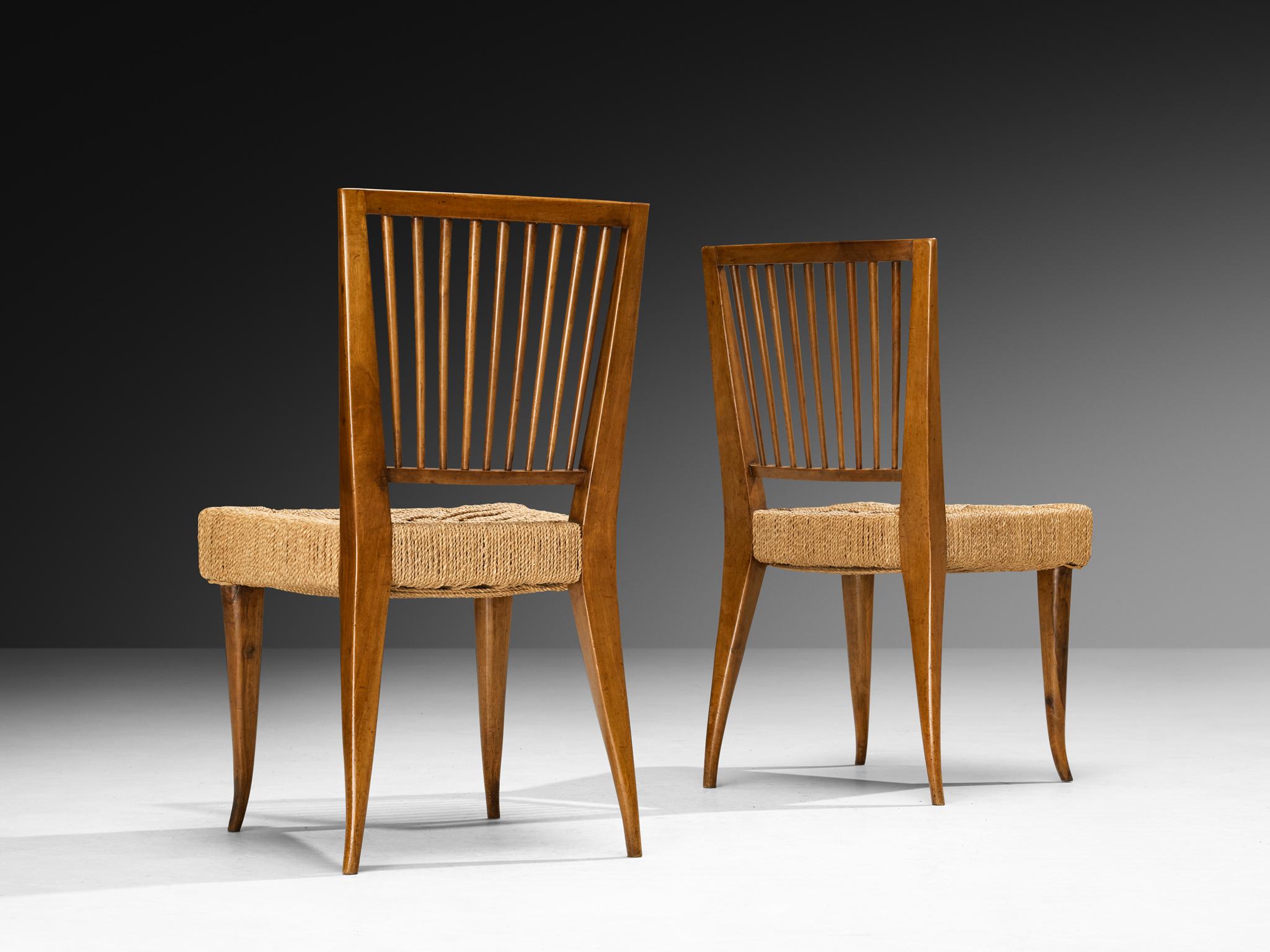 Satz von zwölf italienischen Esszimmerstühlen aus Nussbaum und Binsen aus den 1940er Jahren (Moderne der Mitte des Jahrhunderts) im Angebot