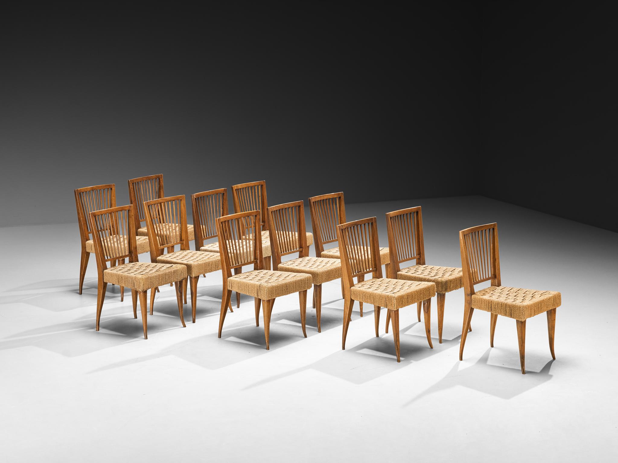 Satz von zwölf italienischen Esszimmerstühlen aus Nussbaum und Binsen aus den 1940er Jahren (Italienisch) im Angebot
